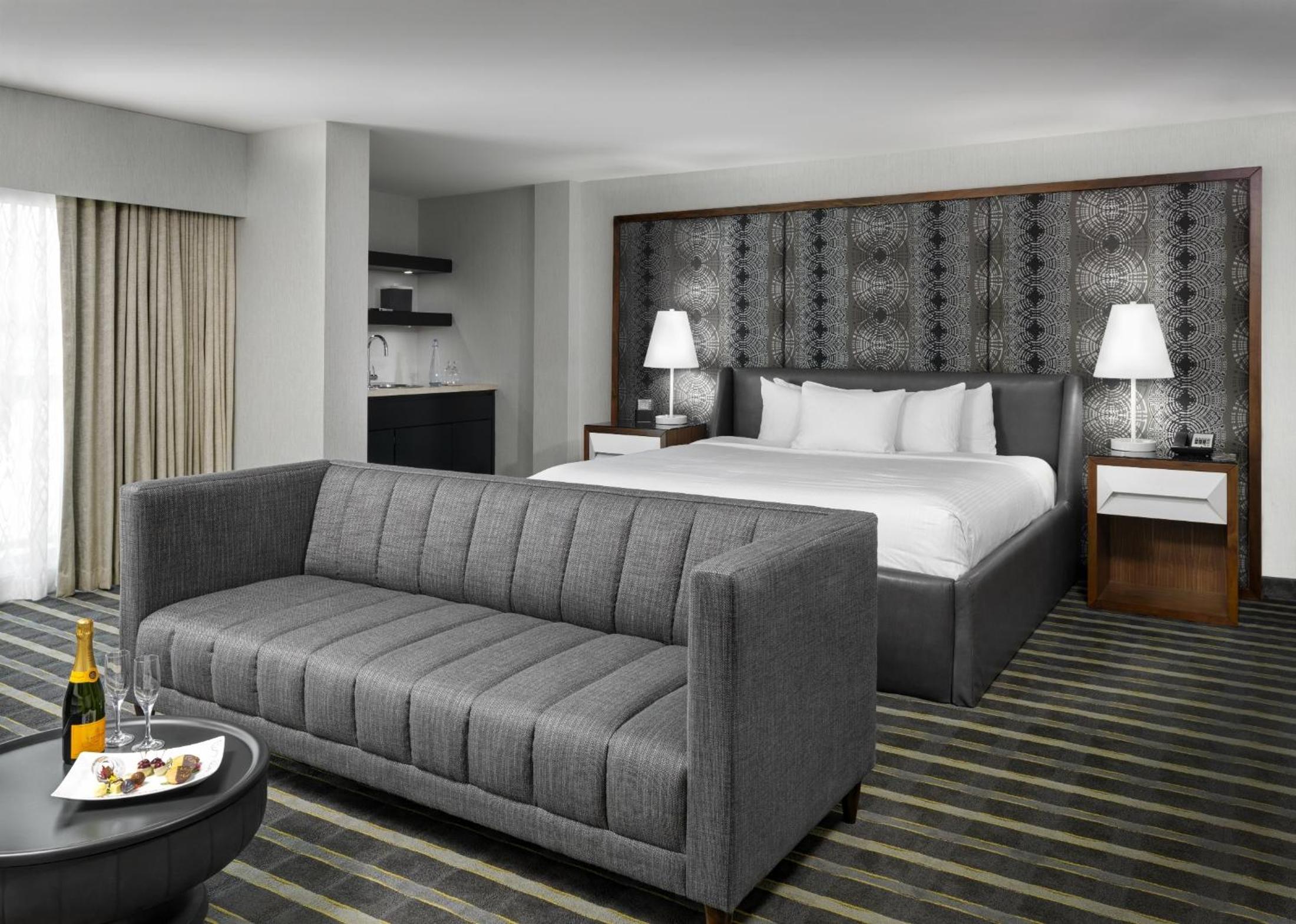 Luxury Suite with Balcony - Photo 1