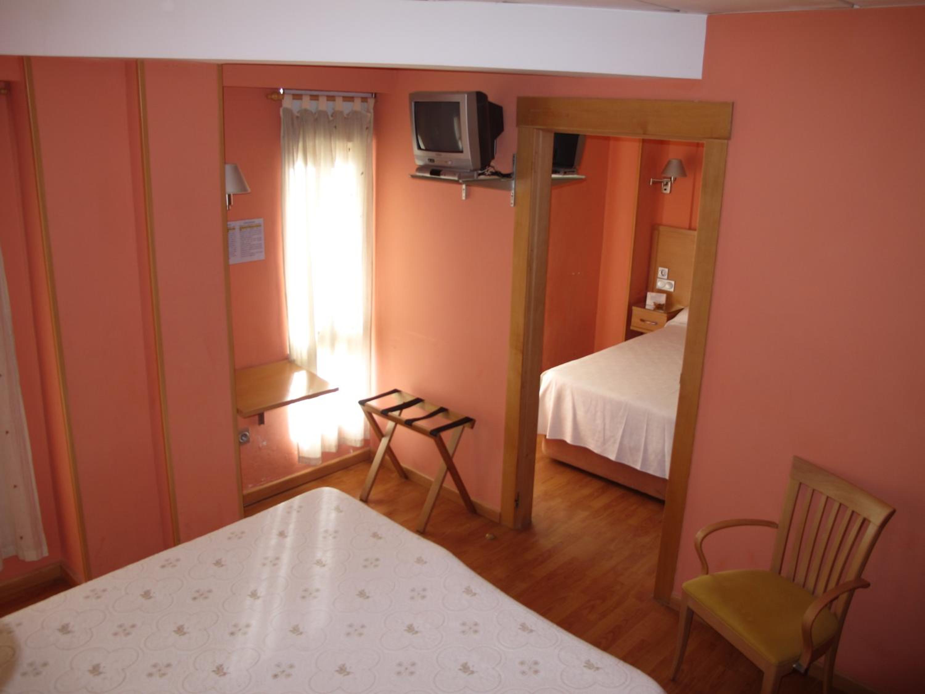 Family Room (2 Adults + 2 Children) photo 3