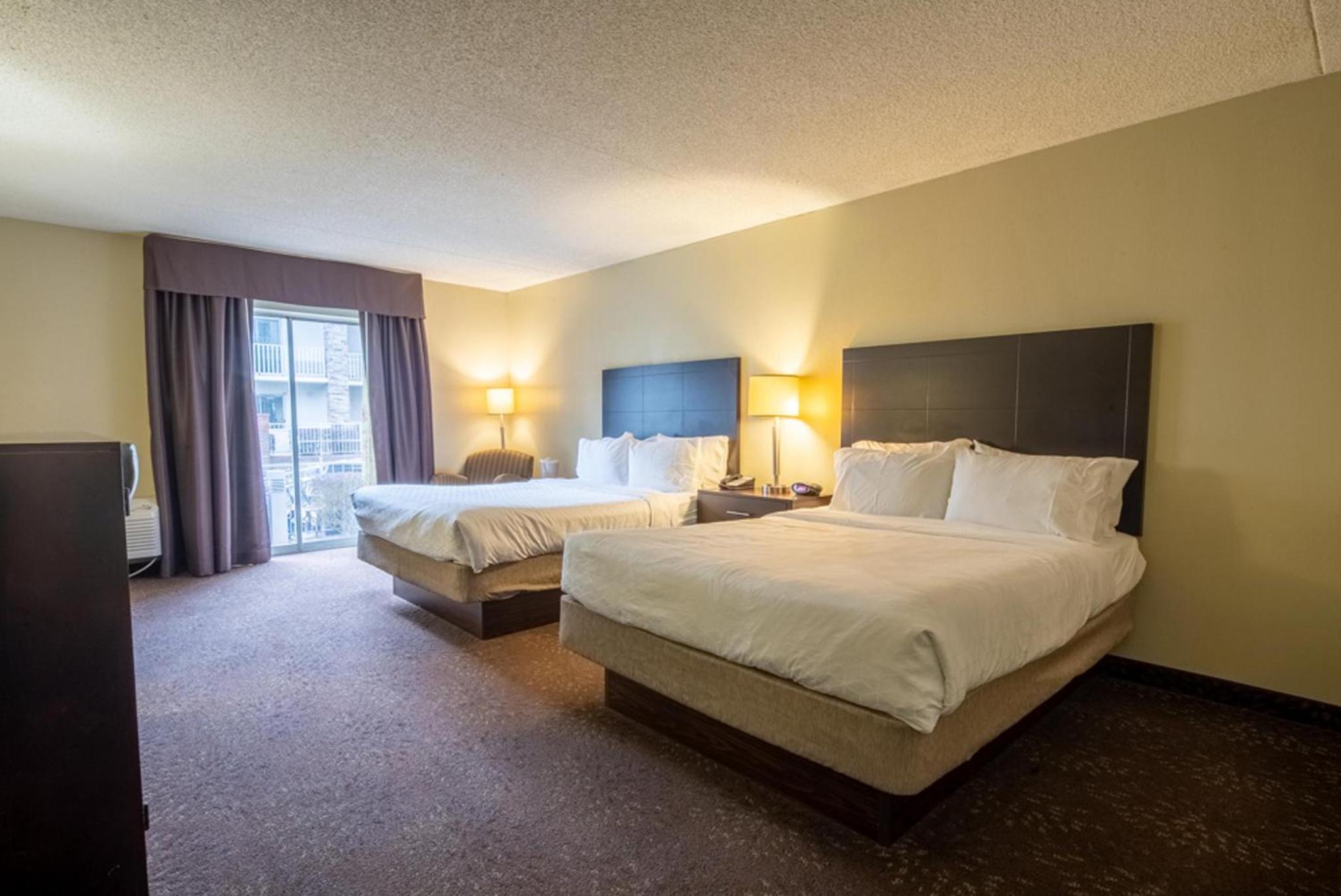 Standard Room with Two Queen Beds - Photo 4
