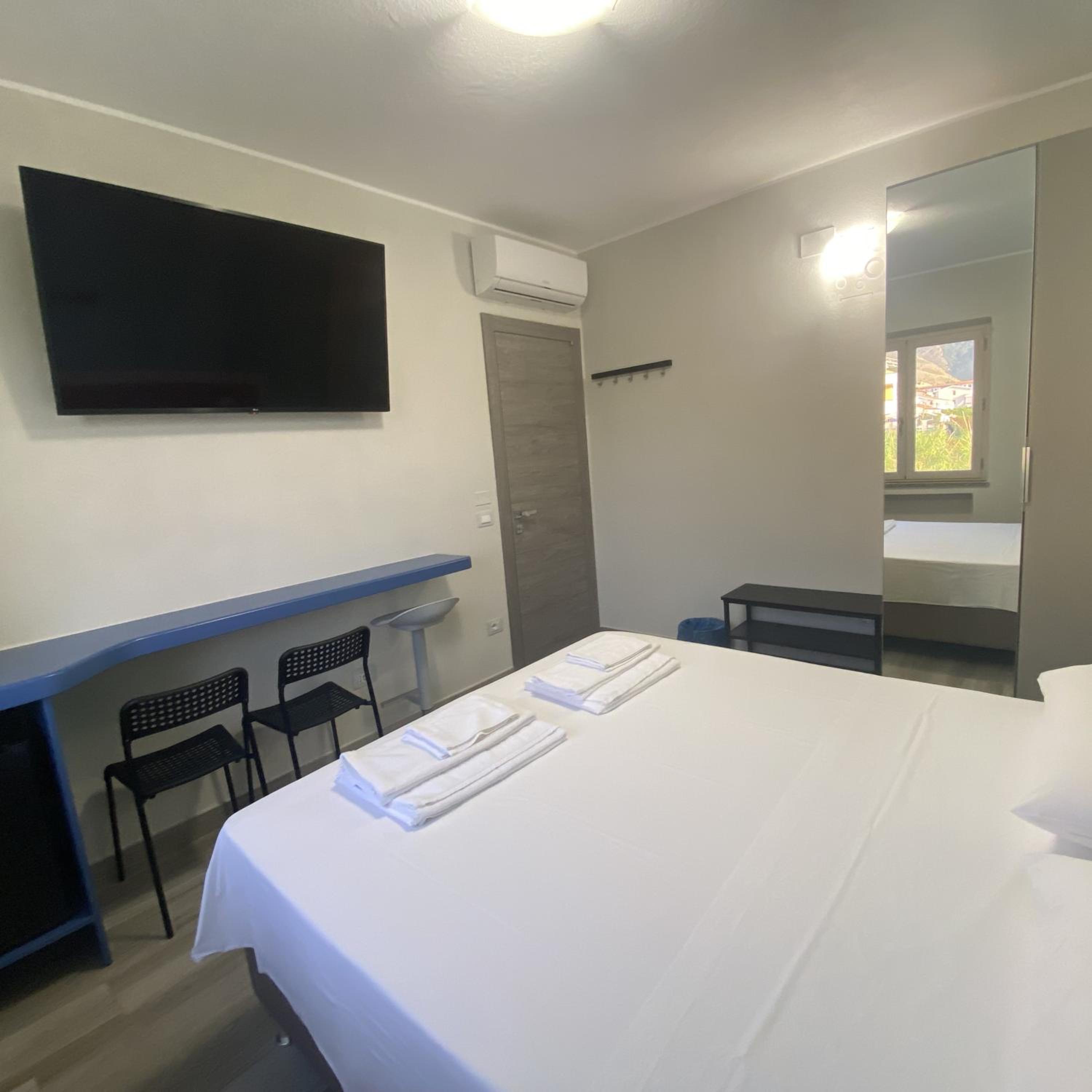 Quadruple Room with Balcony - Photo 7