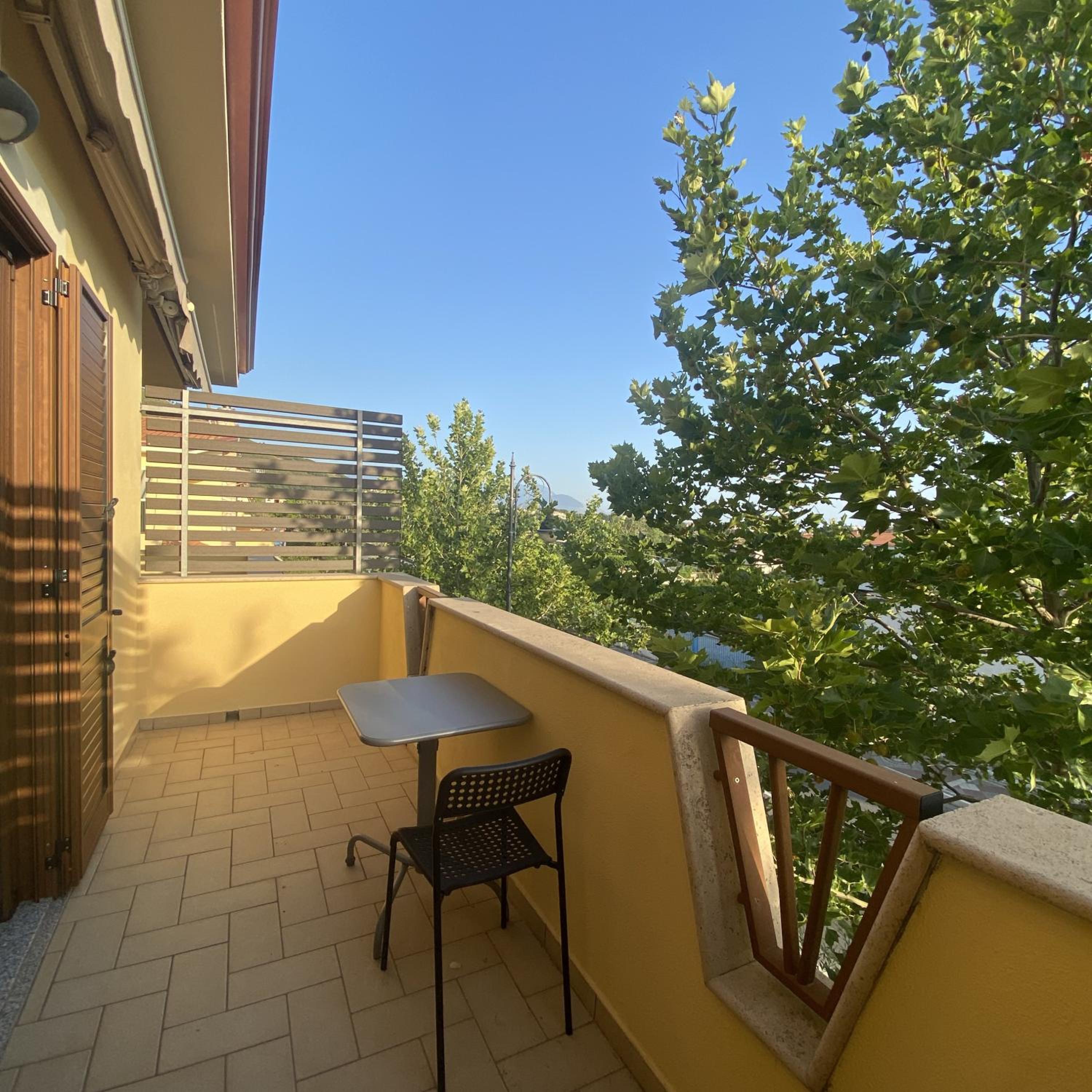 Quadruple Room with Balcony - Photo 4