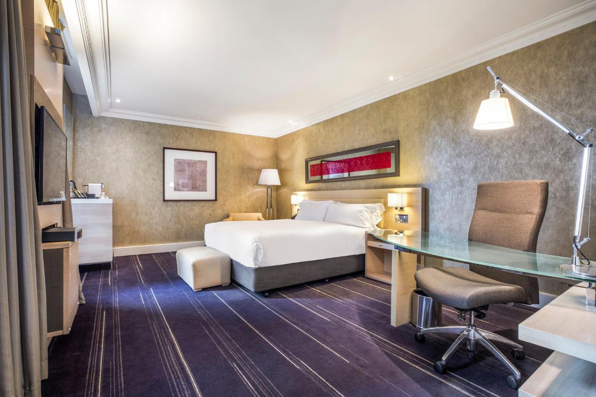 Premium King Room - Club Lounge Access - Photo 4