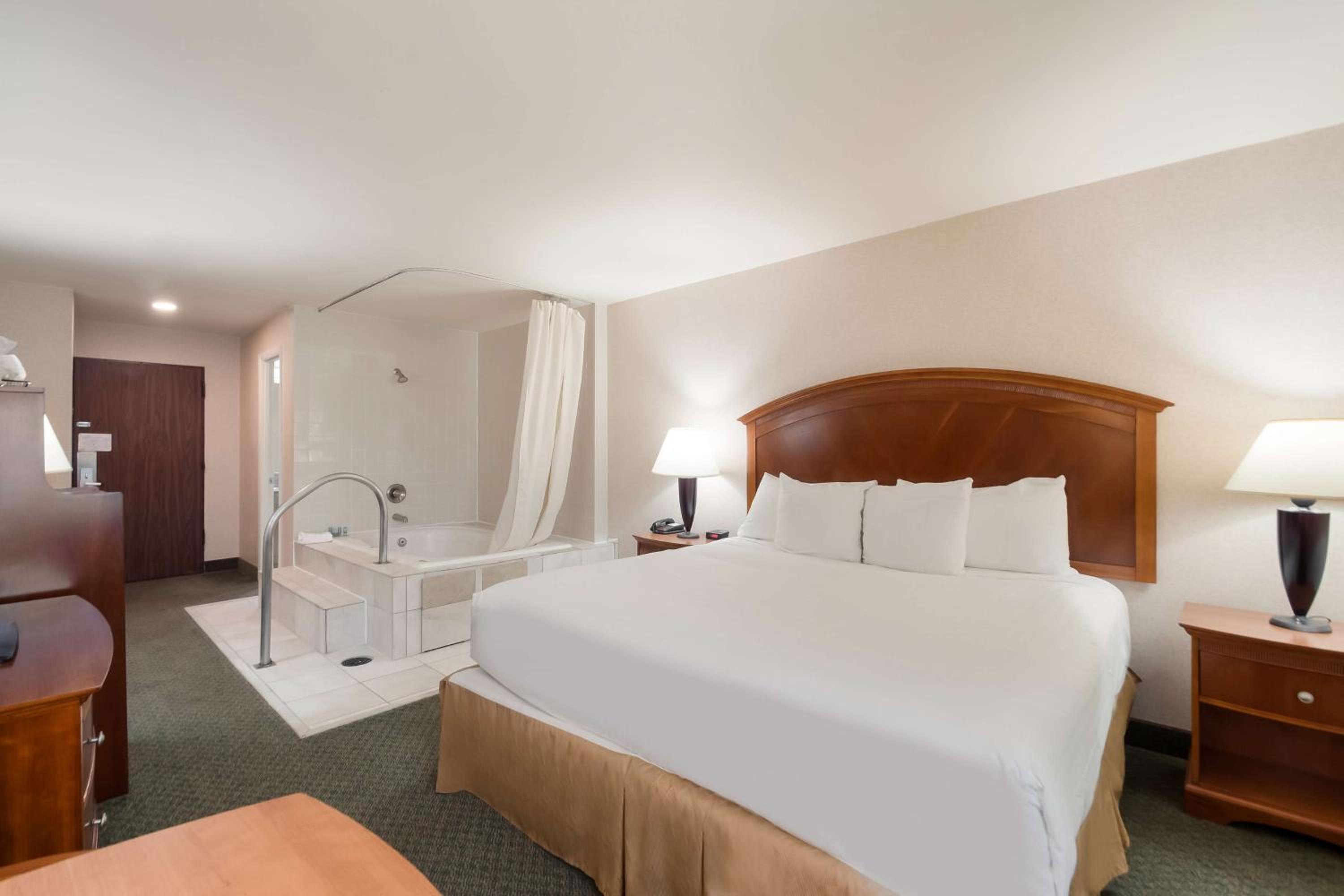 King Room with Hot Tub - Photo 2