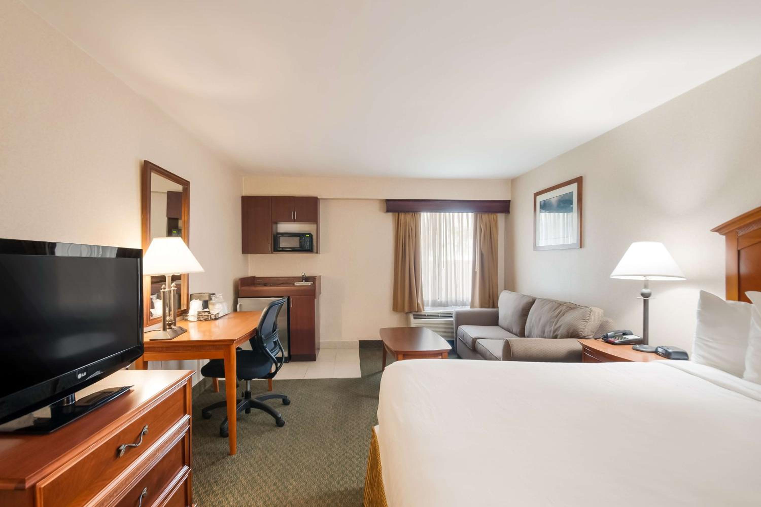 King Room with Sofa Bed - Photo 4