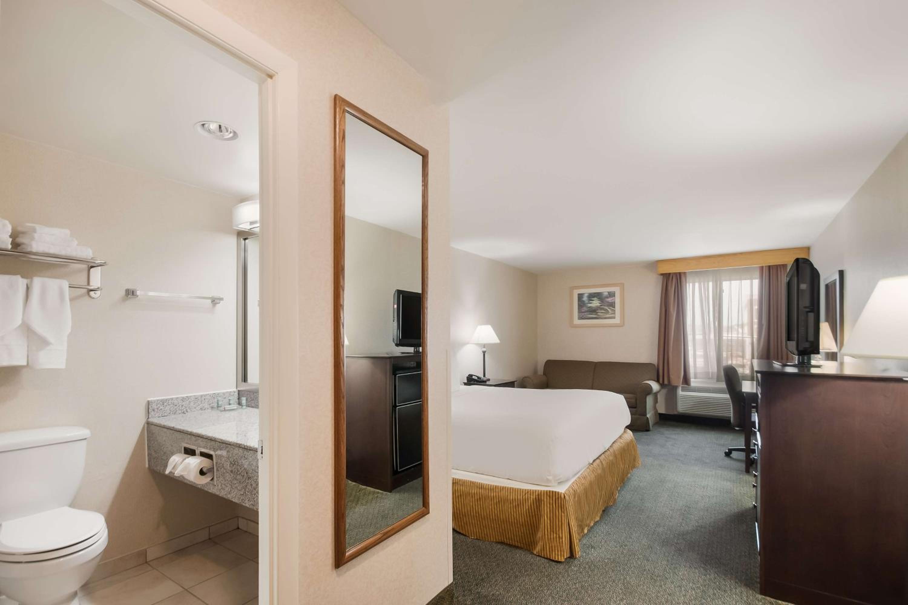 King Room - Non-Smoking - Photo 1
