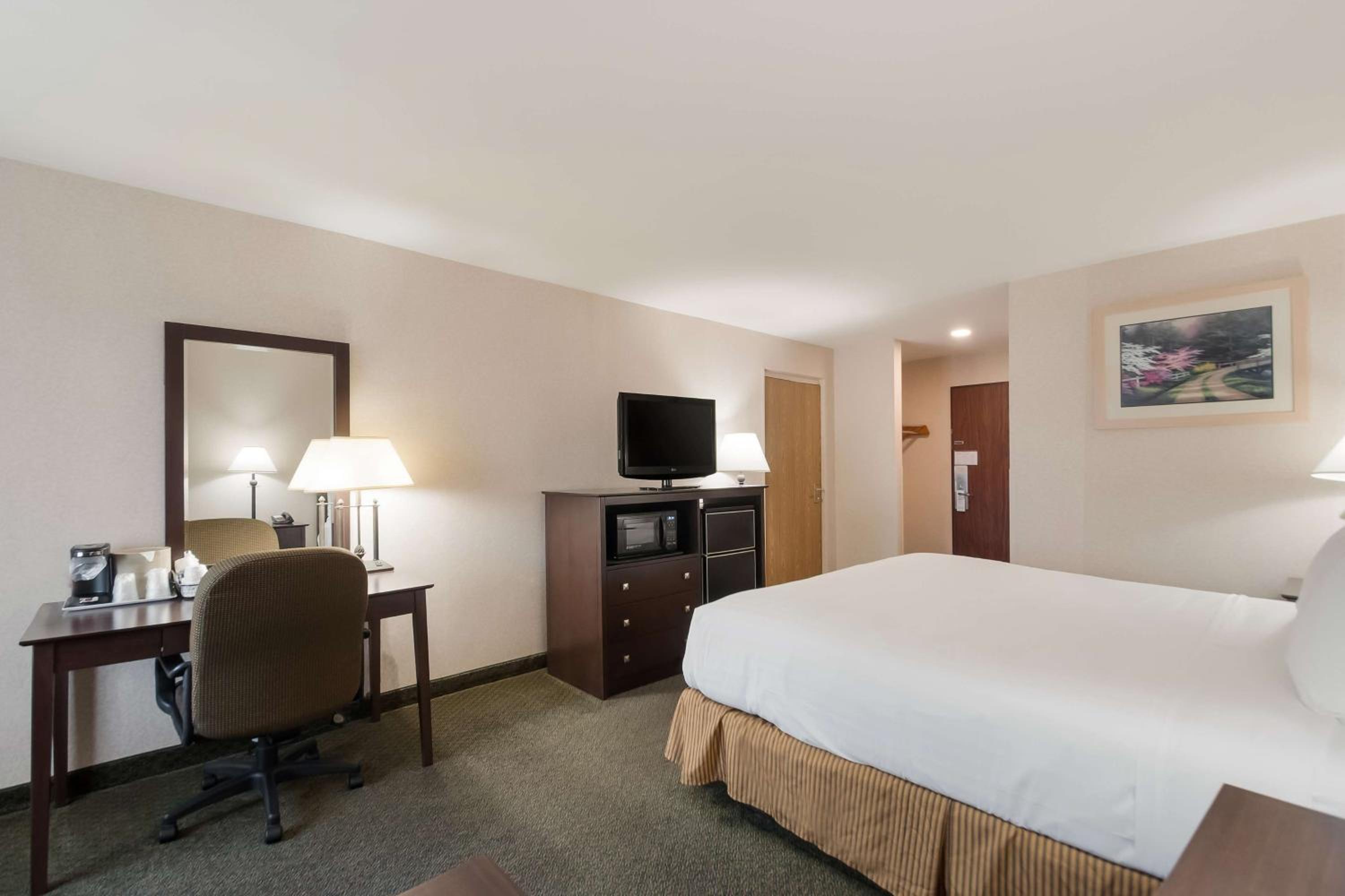 King Room - Non-Smoking - Photo 3