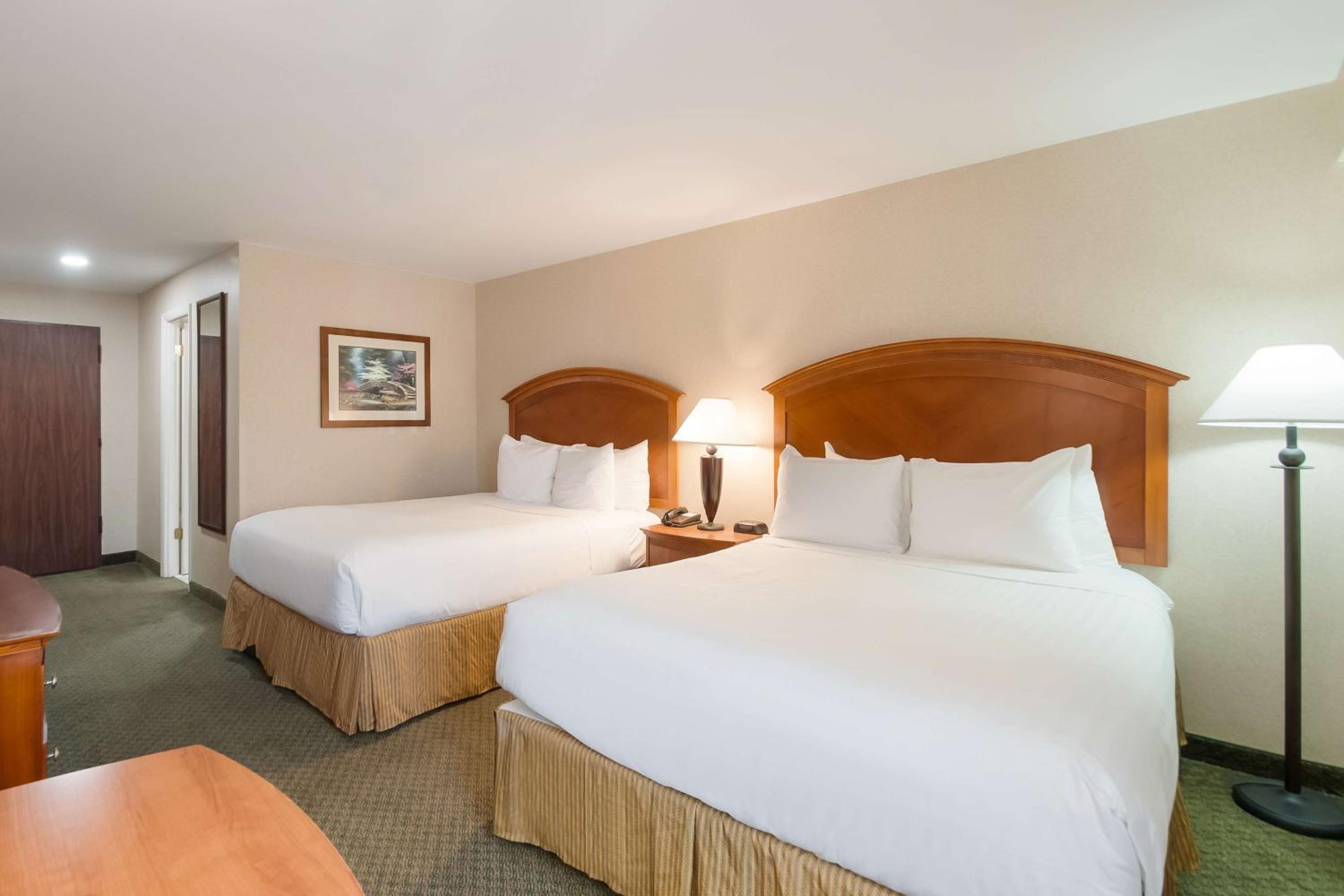 Queen Room with Two Queen Beds - Non-Smoking - Photo 3