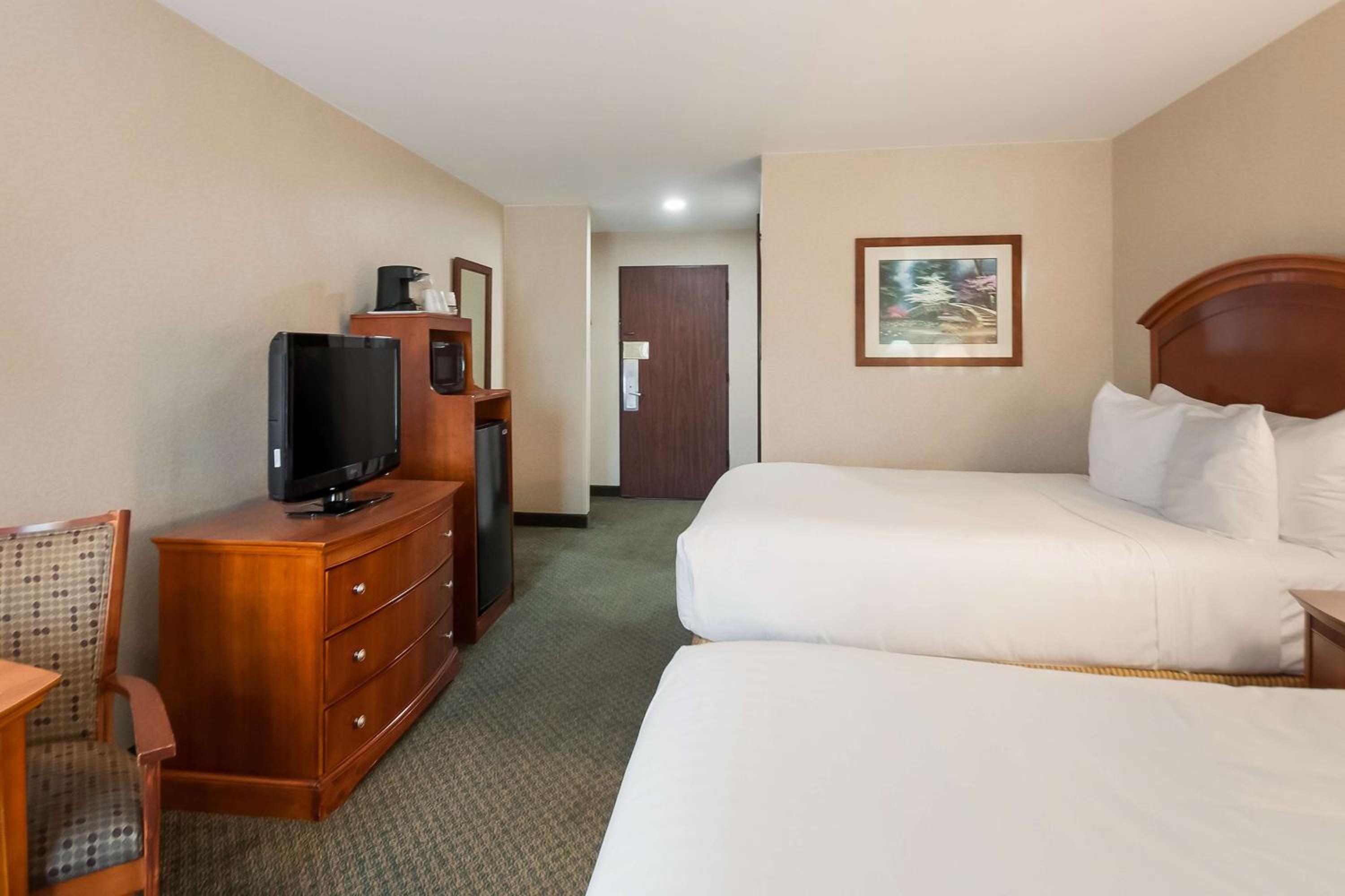 Queen Room with Two Queen Beds - Non-Smoking - Photo 2