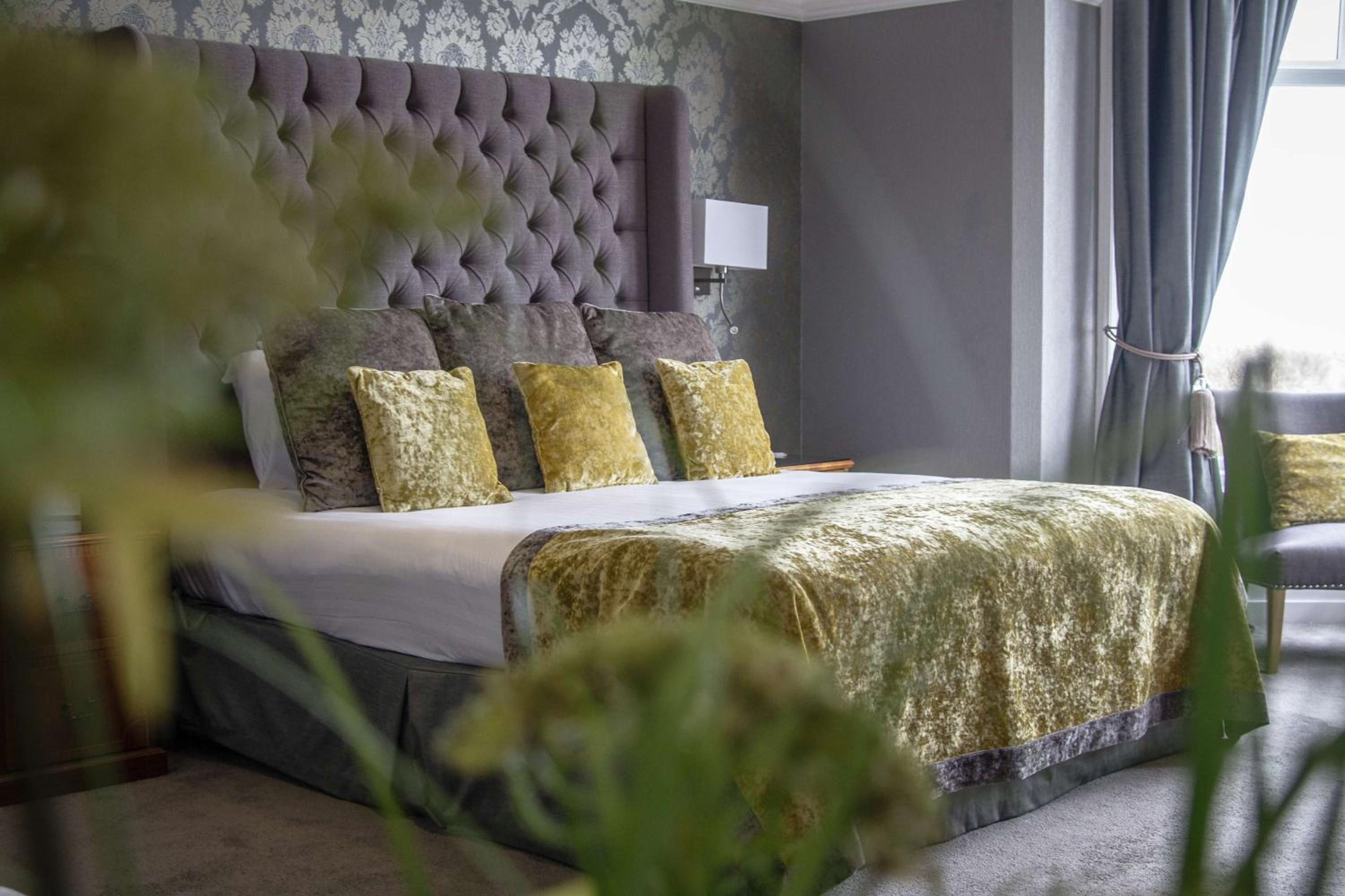 Deluxe Queen Room with Two Single Beds and View - Photo 3