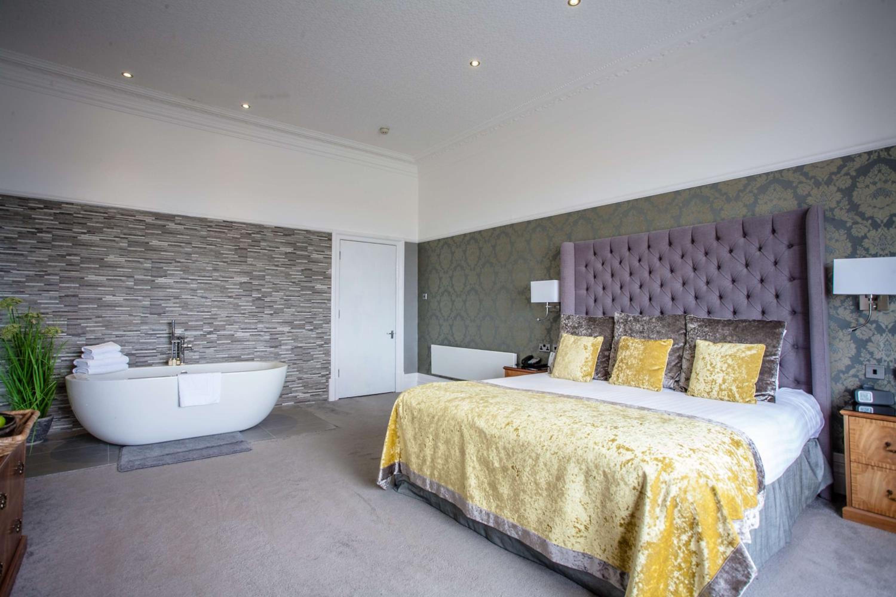 Deluxe Queen Room with Two Single Beds and View - Photo 4