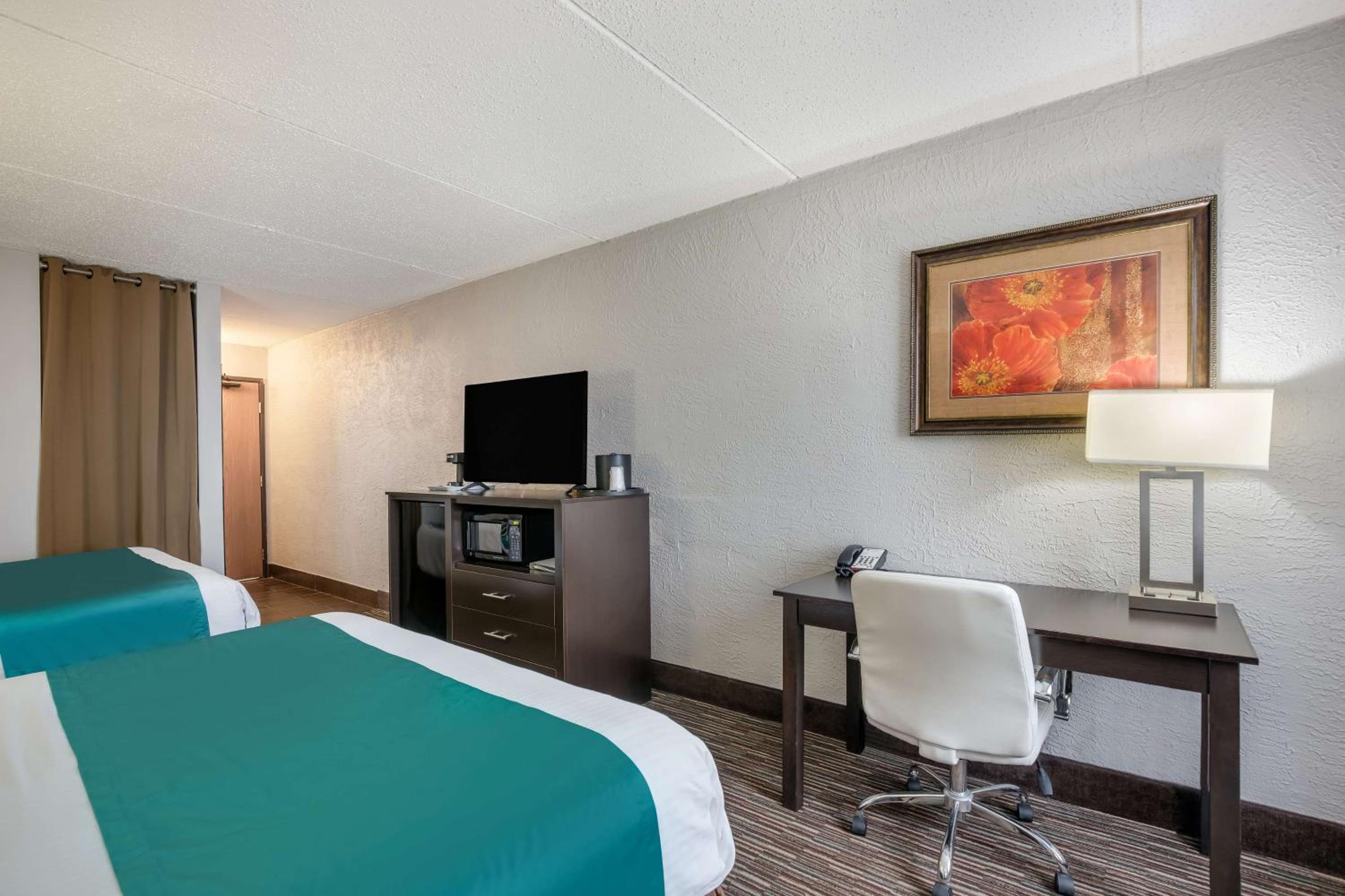 Queen Room with Two Queen Beds - Non-Smoking photo 3