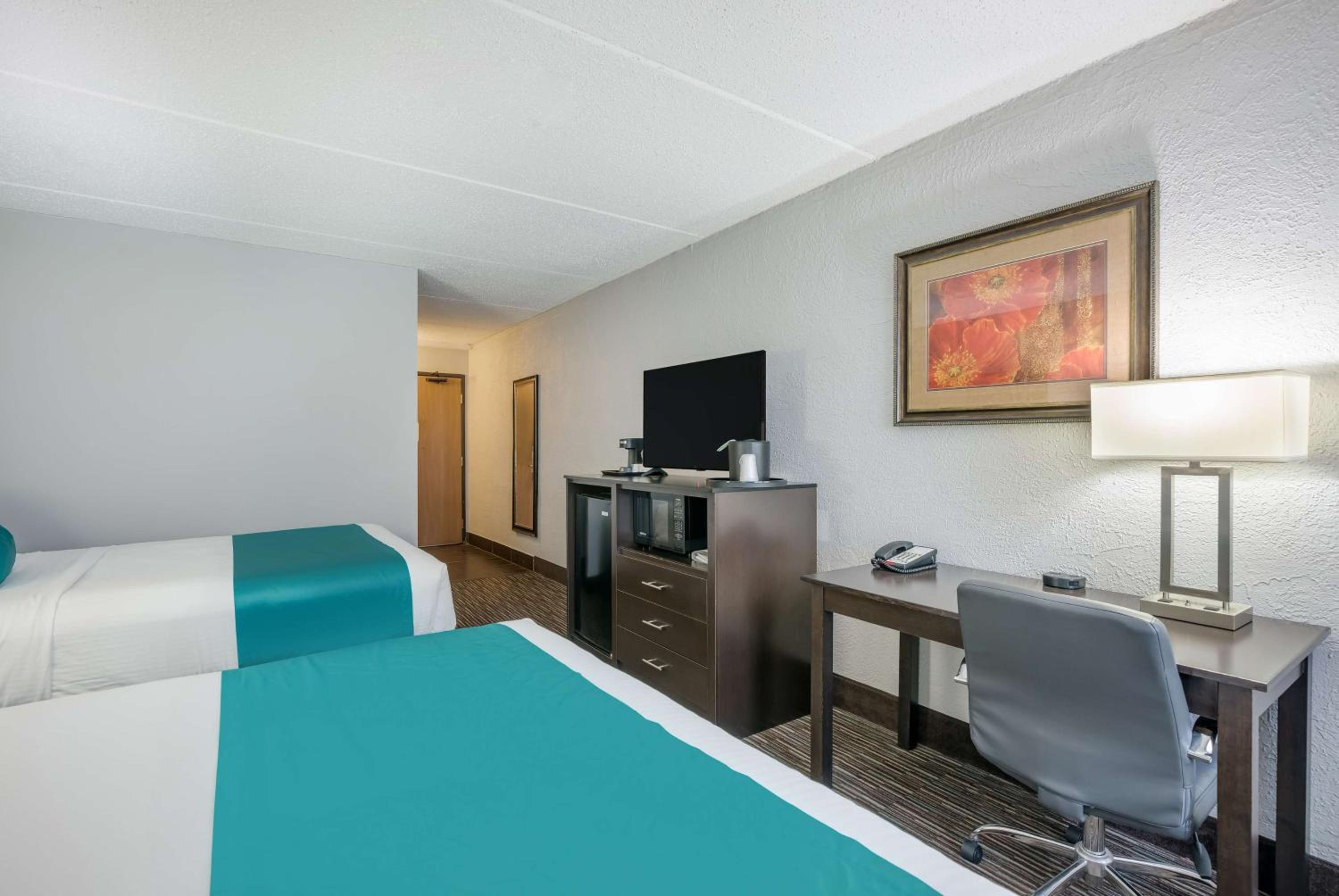 Queen Room with Two Queen Beds - Disability Access/Non-Smoking photo 3