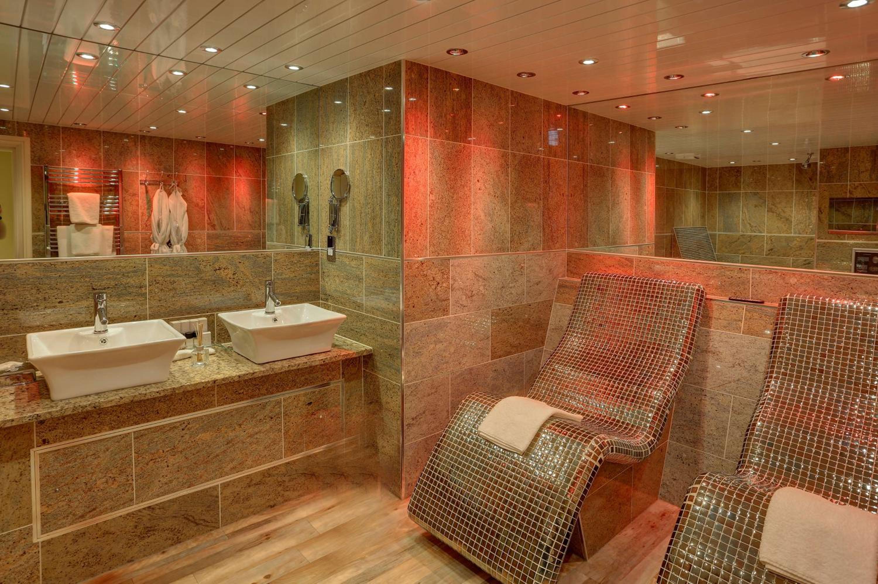 King Suite with Soaking Tub - Photo 4