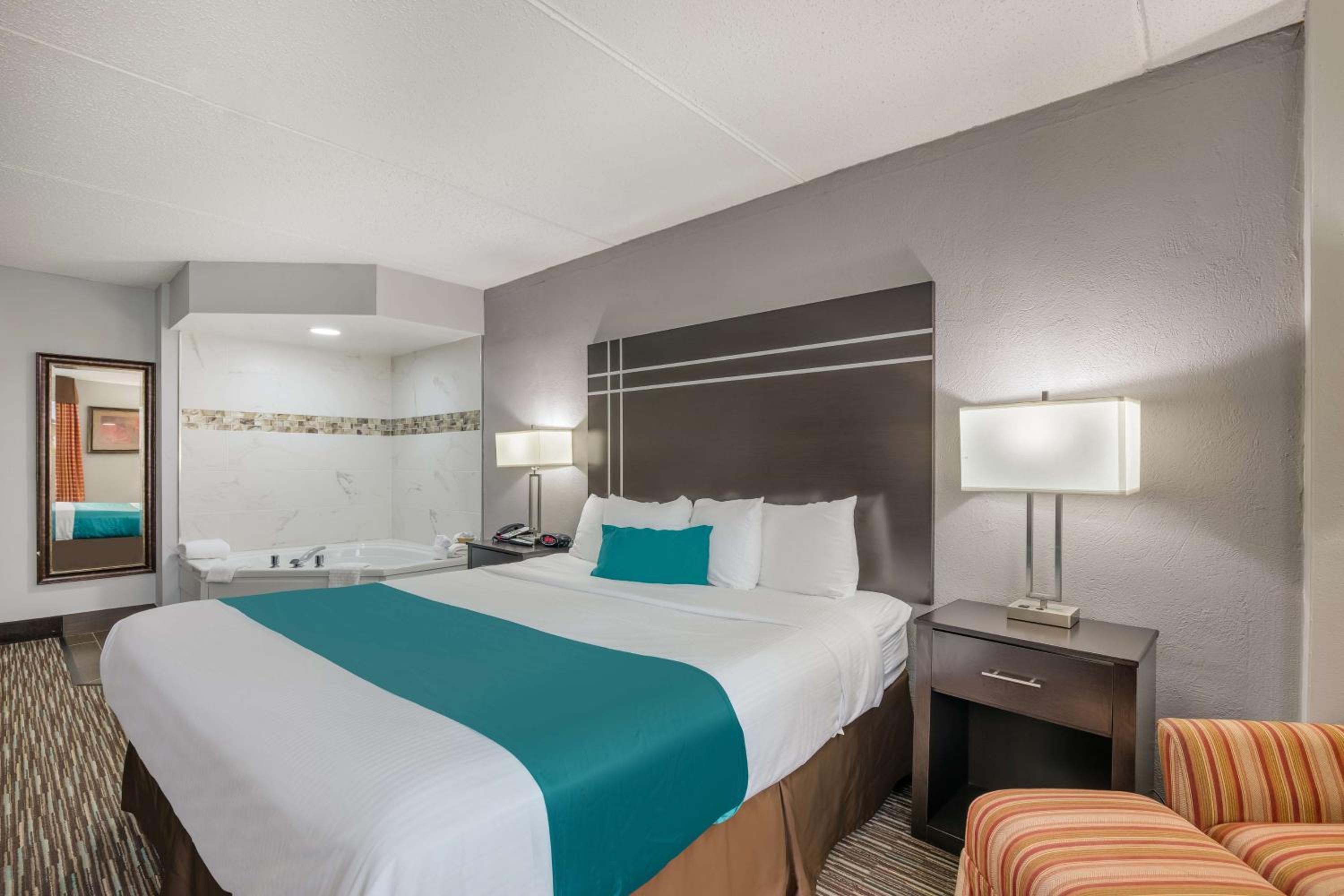 King Room with Whirlpool - Non-Smoking photo 2