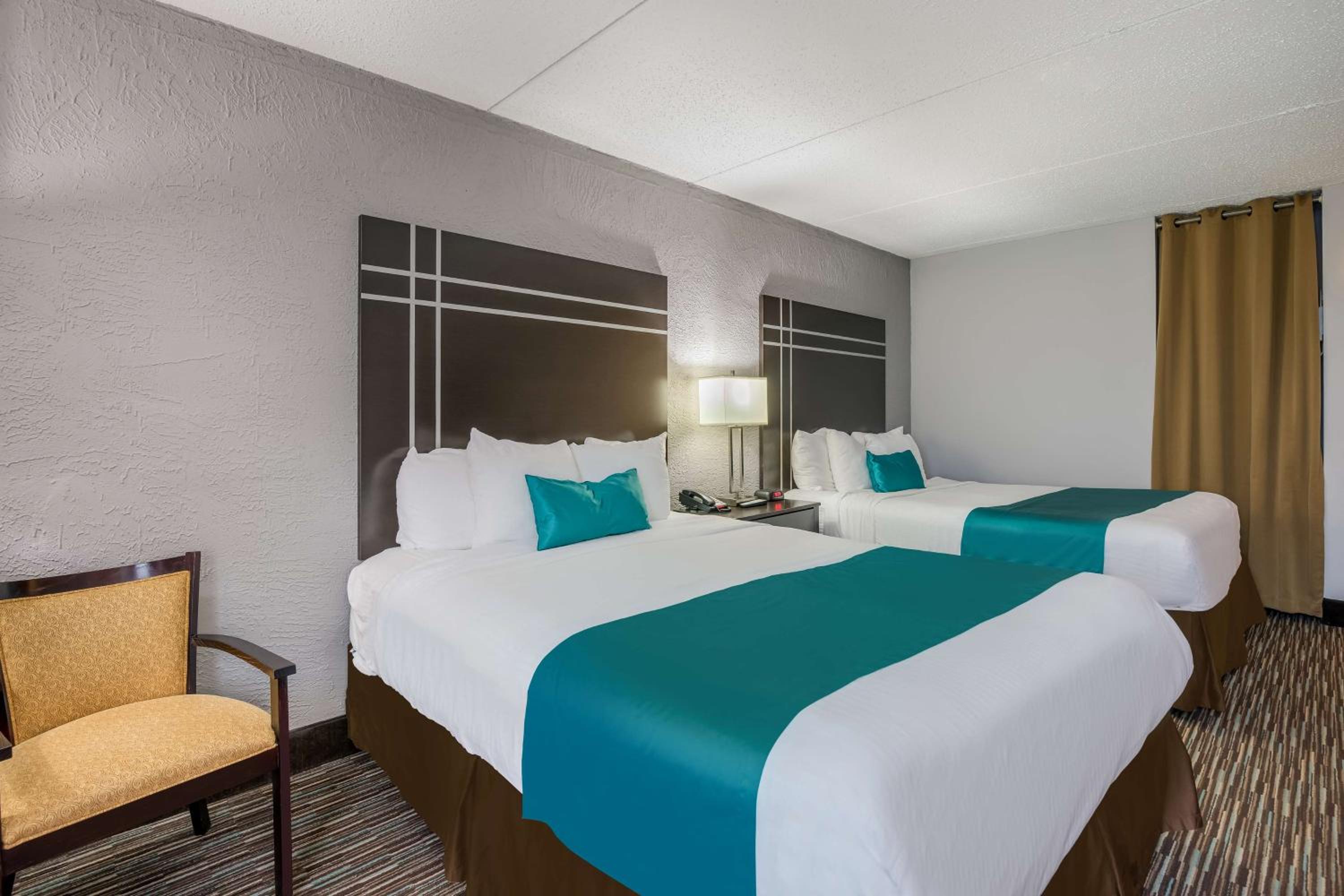 Queen Room with Two Queen Beds - Non-Smoking photo 1