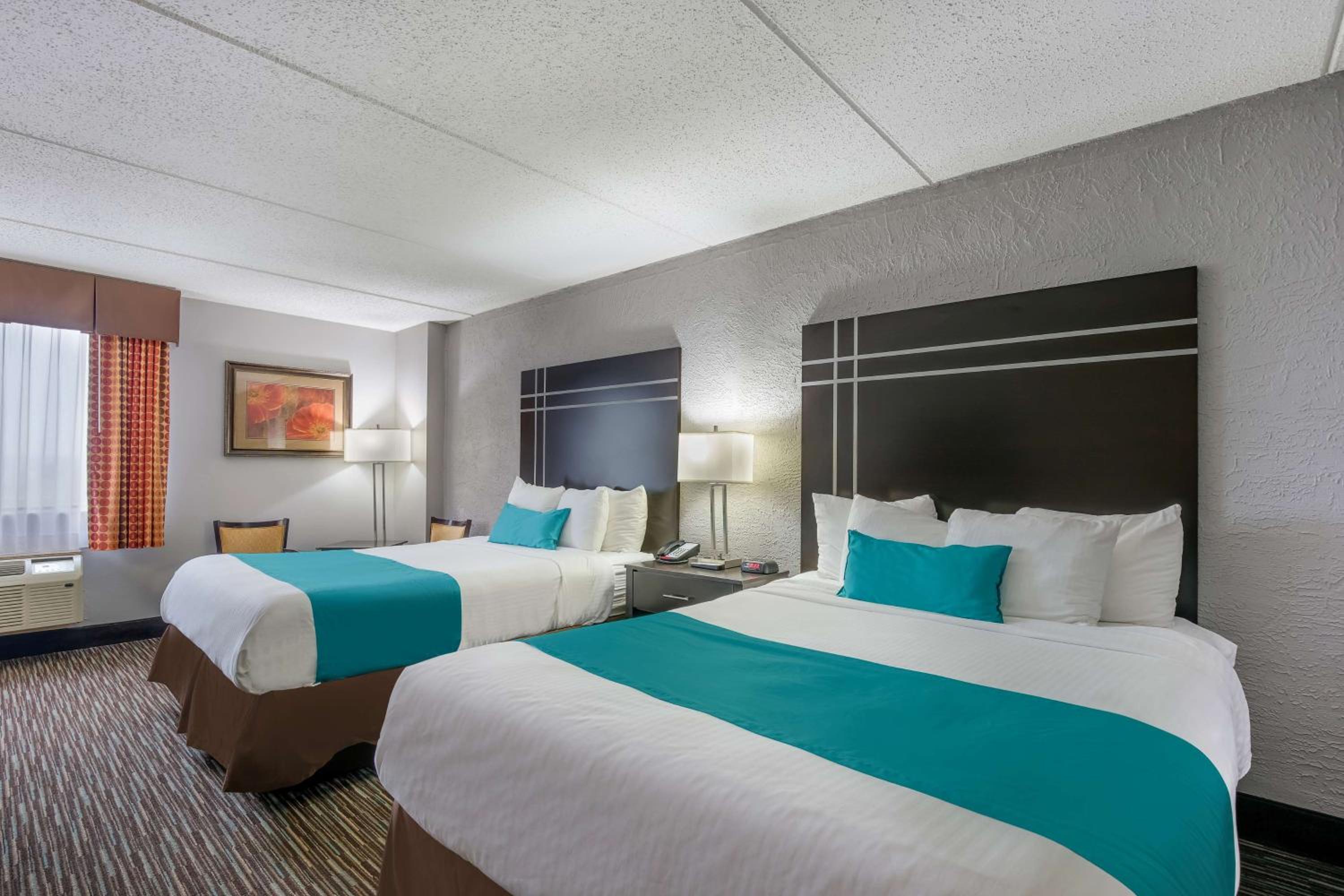 Queen Room with Two Queen Beds - Non-Smoking photo 2