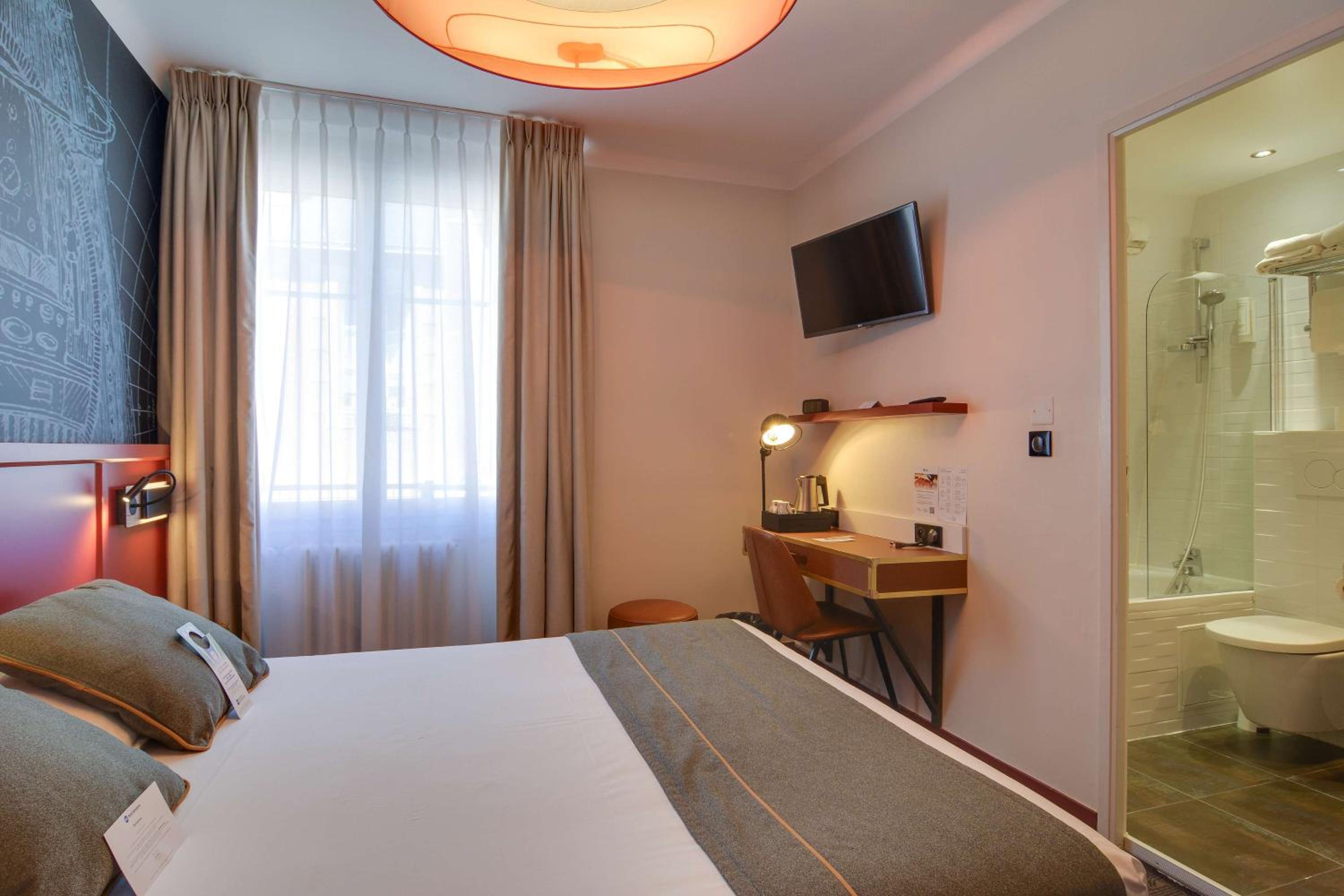 Comfort Queen Room with Air Condition - Photo 4