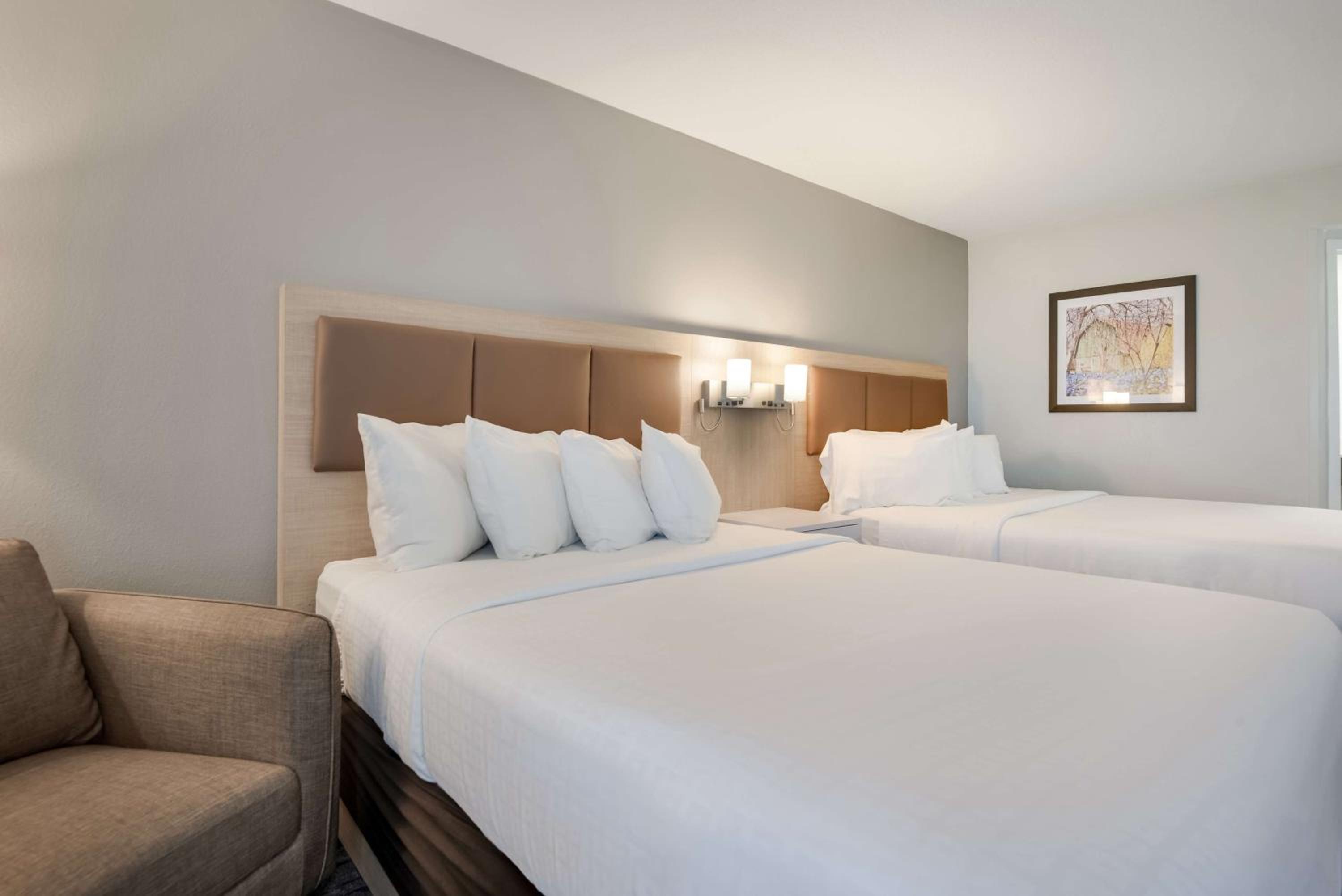 Queen Room with Two Queen Beds - Photo 3