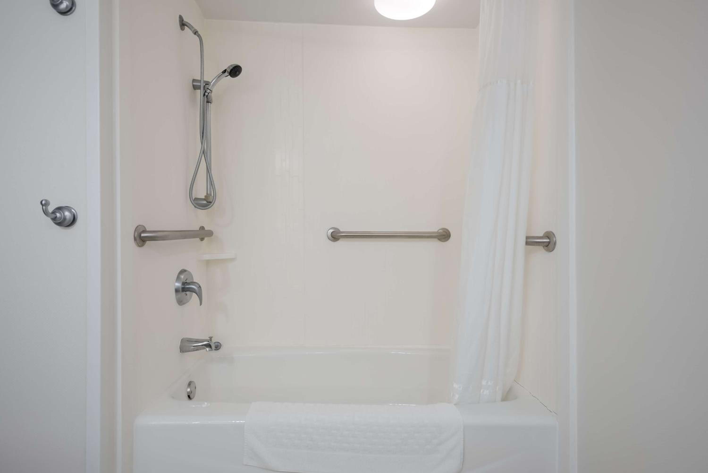 Queen Room - Disability Access Tub photo 2