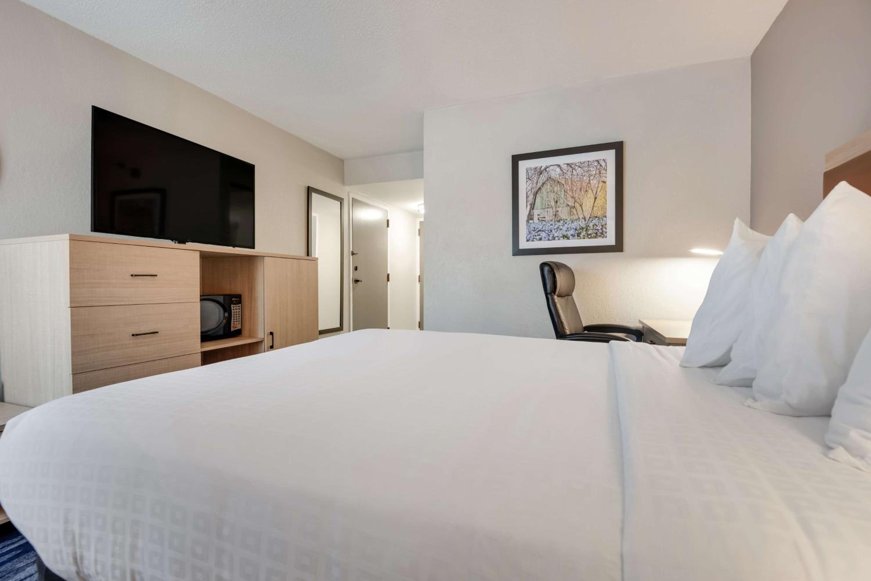 Queen Room with Roll-In Shower - Mobility Access - Photo 1