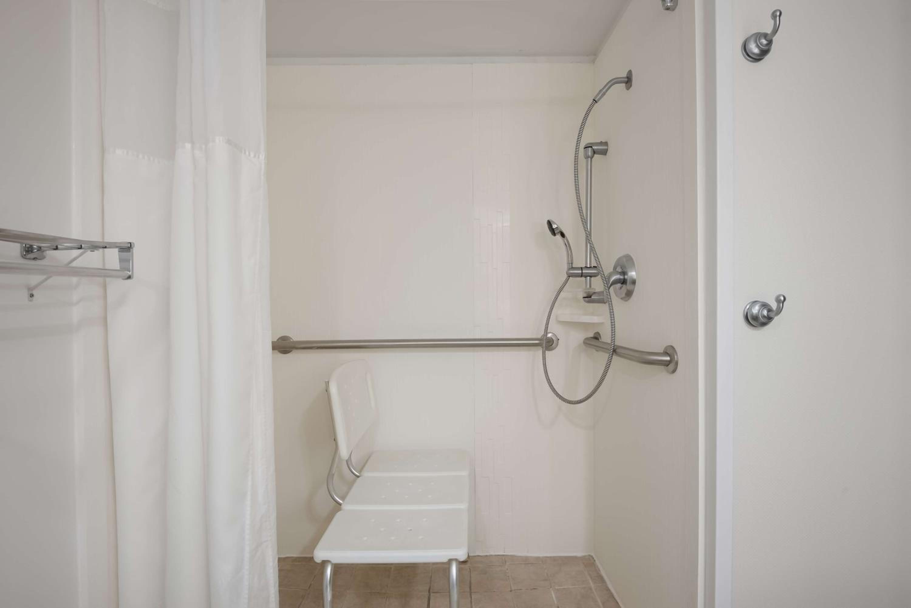 Queen Room with Roll-In Shower - Mobility Access - Photo 3