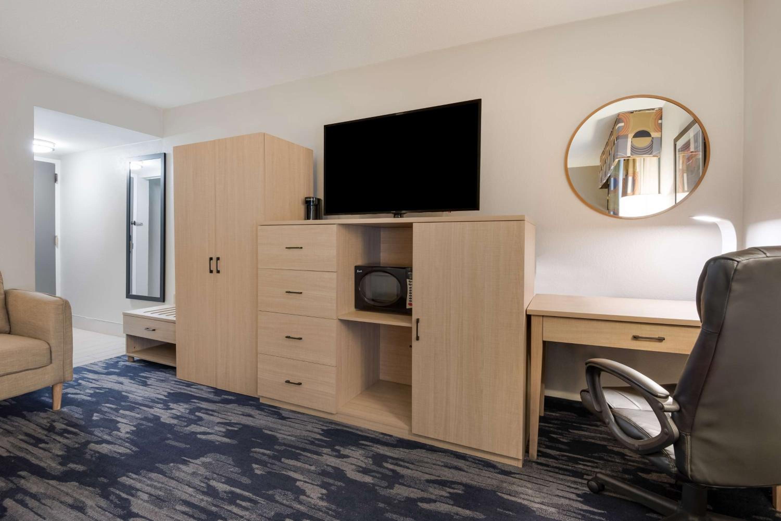 King Room - Non-Smoking - Photo 2