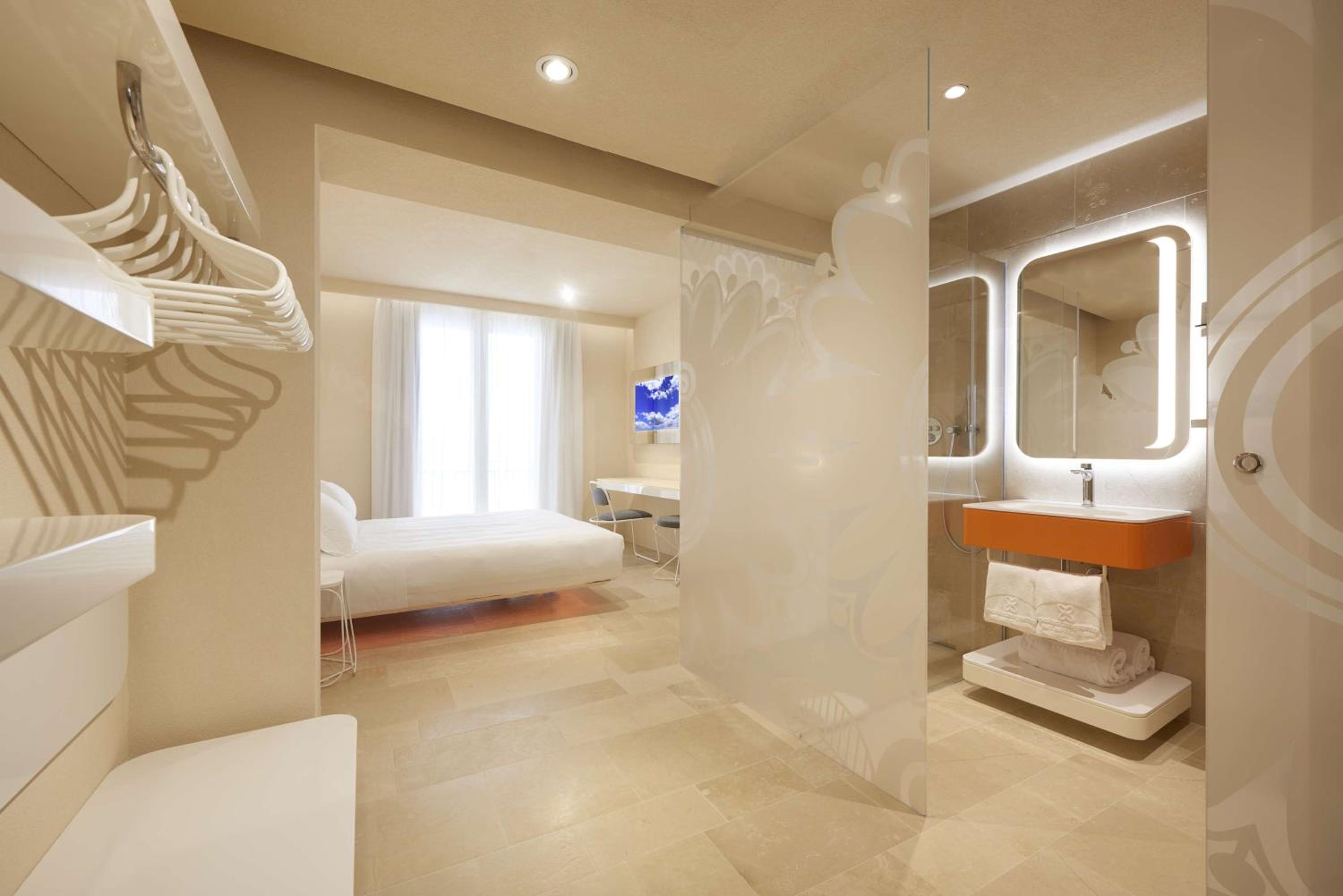 Deluxe Room - Photo 5