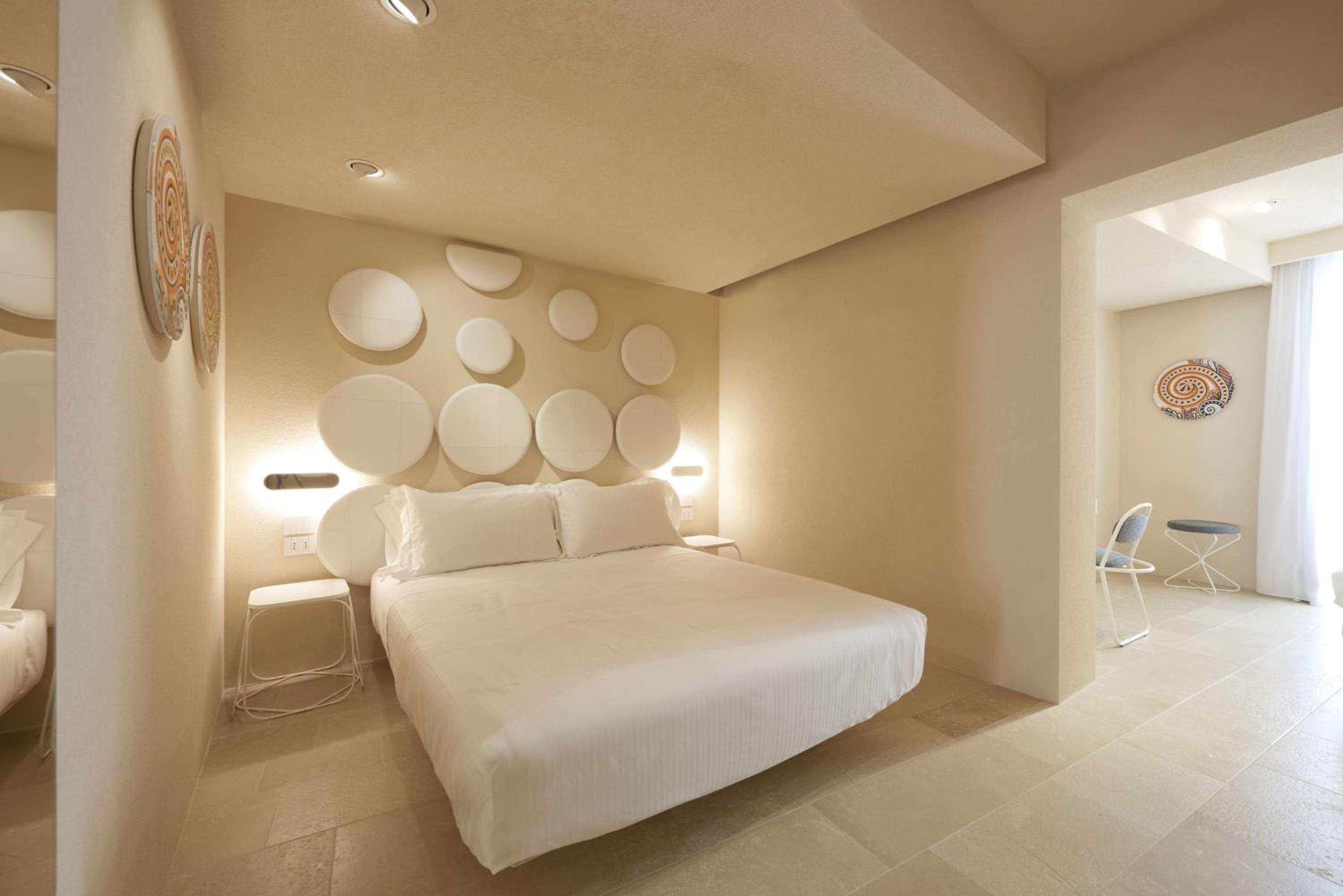 Executive Suite - Photo 13