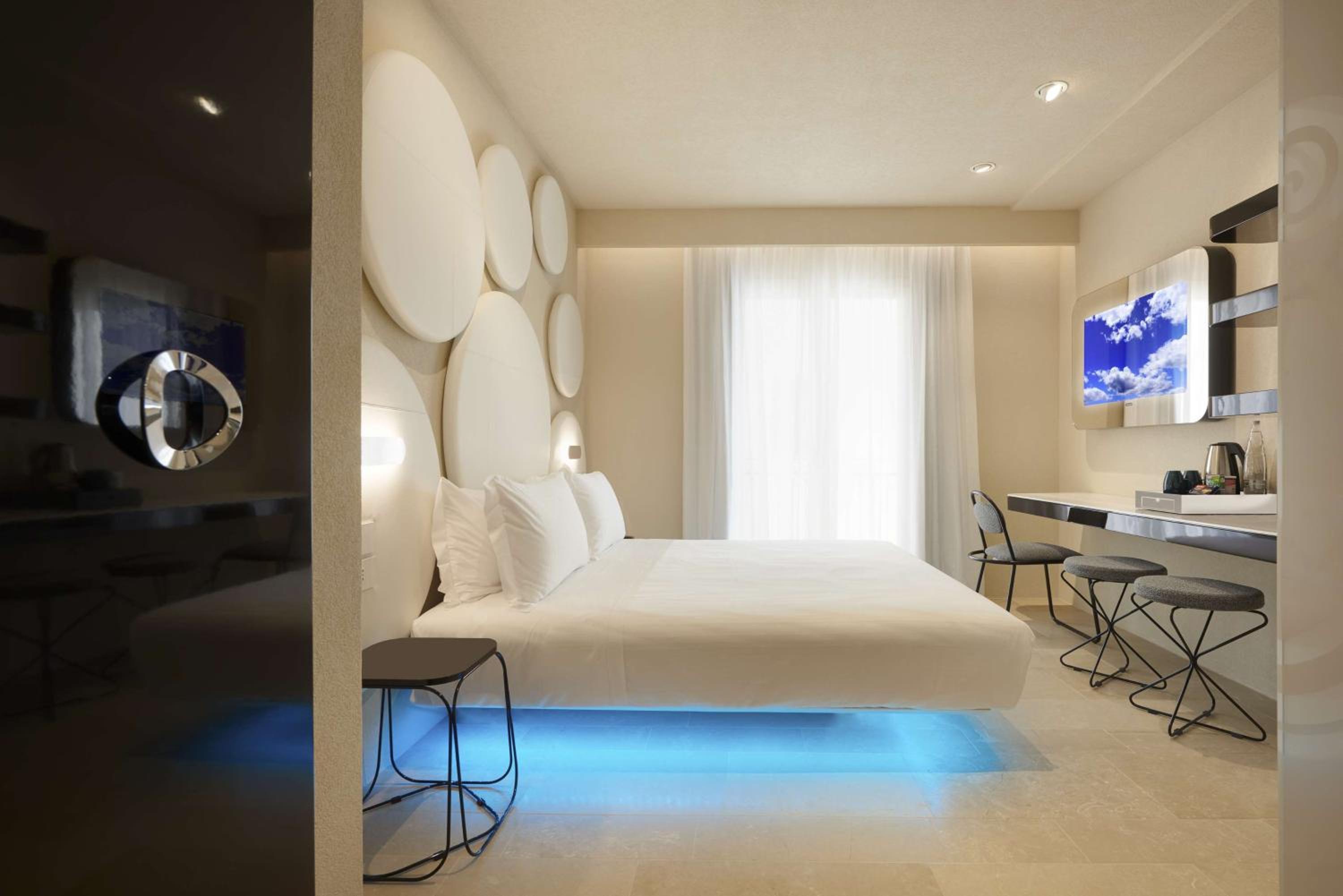 Executive Suite - Photo 1