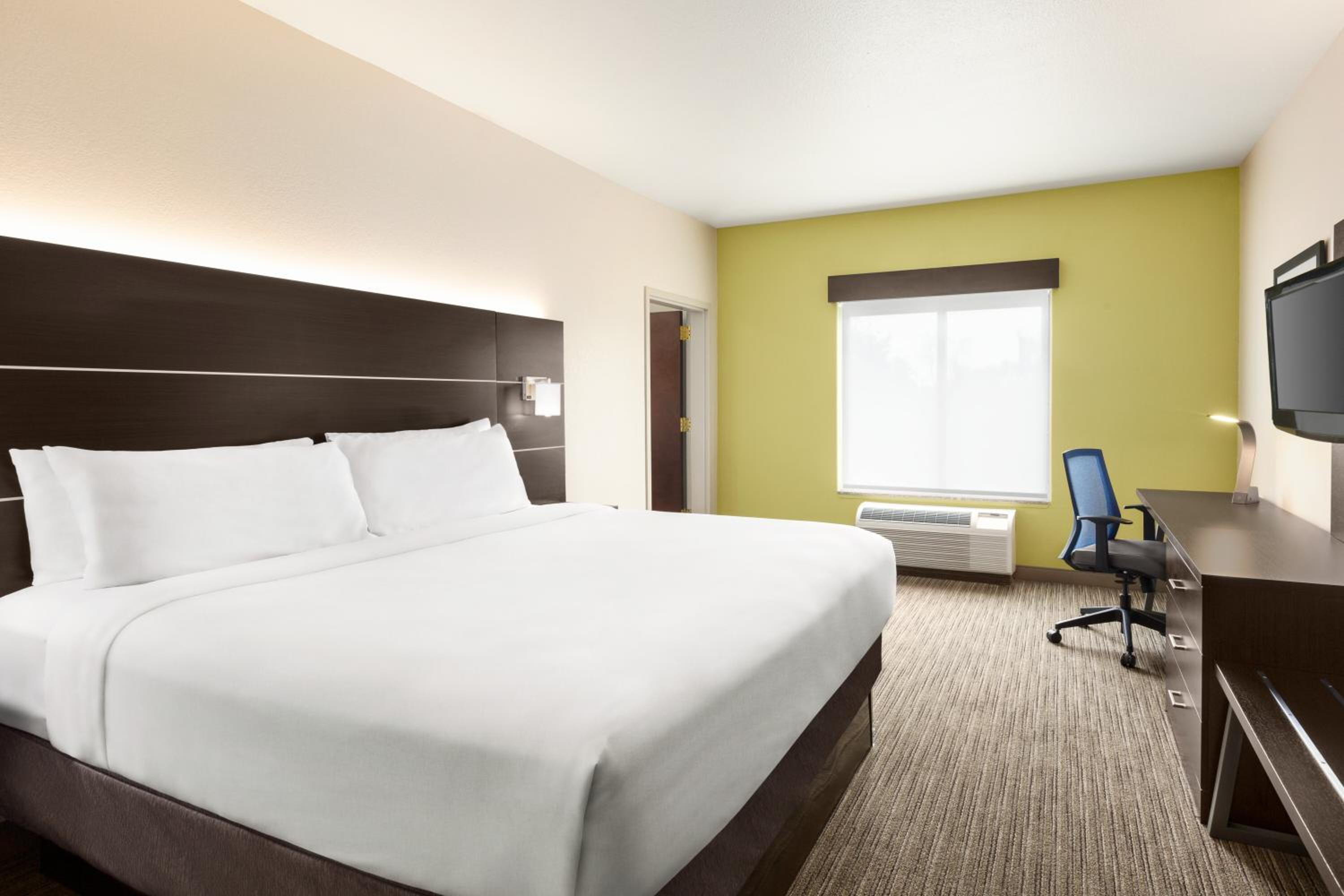 Queen Suite with Two Queen Beds and Mobility Accessible Tub - Non-Smoking