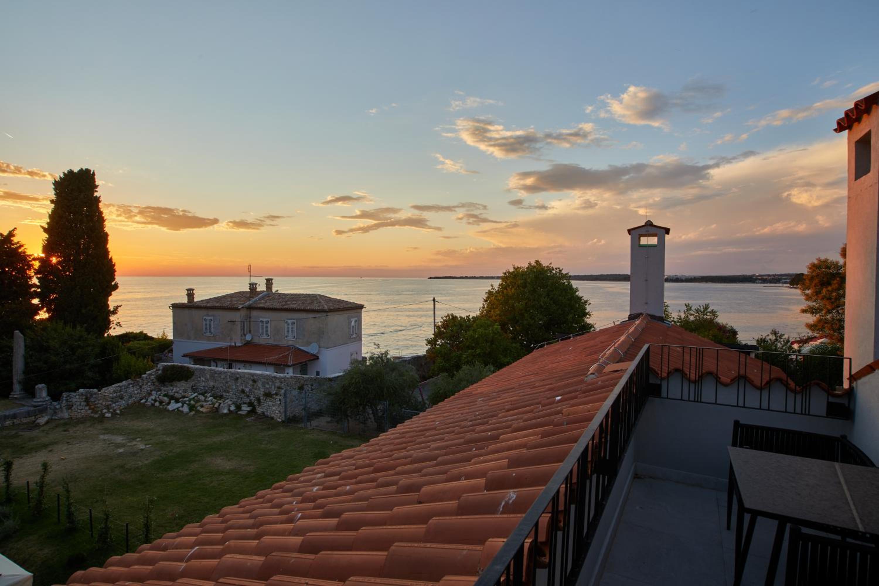 Double Room with Balcony and Sea View - Photo 8