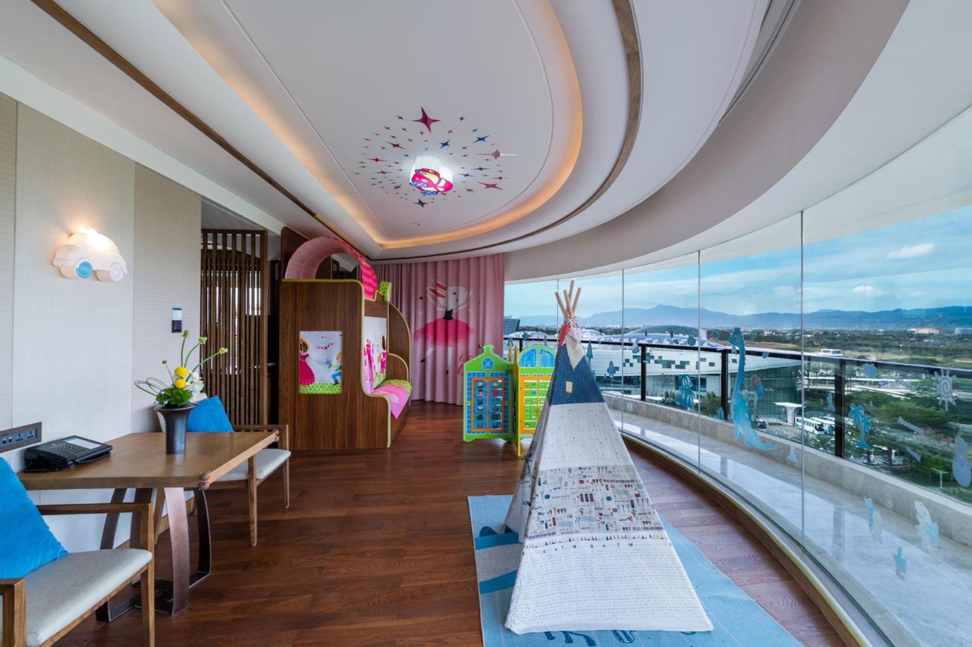Junior King Suite with Bunk Bed - Kids Theme