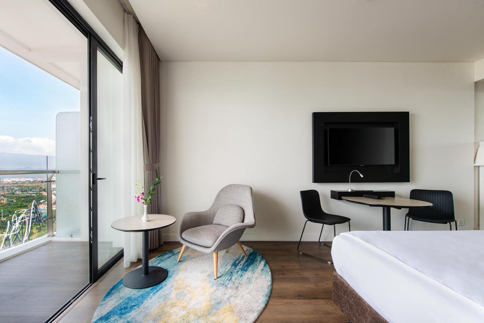 King Room with Deluxe Bay View - Non-Smoking - Photo 6