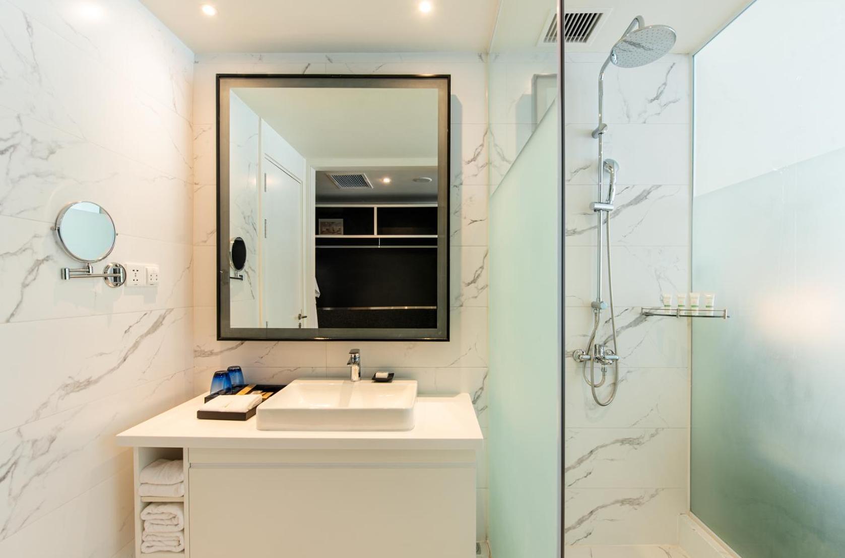 Deluxe King Room with City View - Non-Smoking - Photo 4