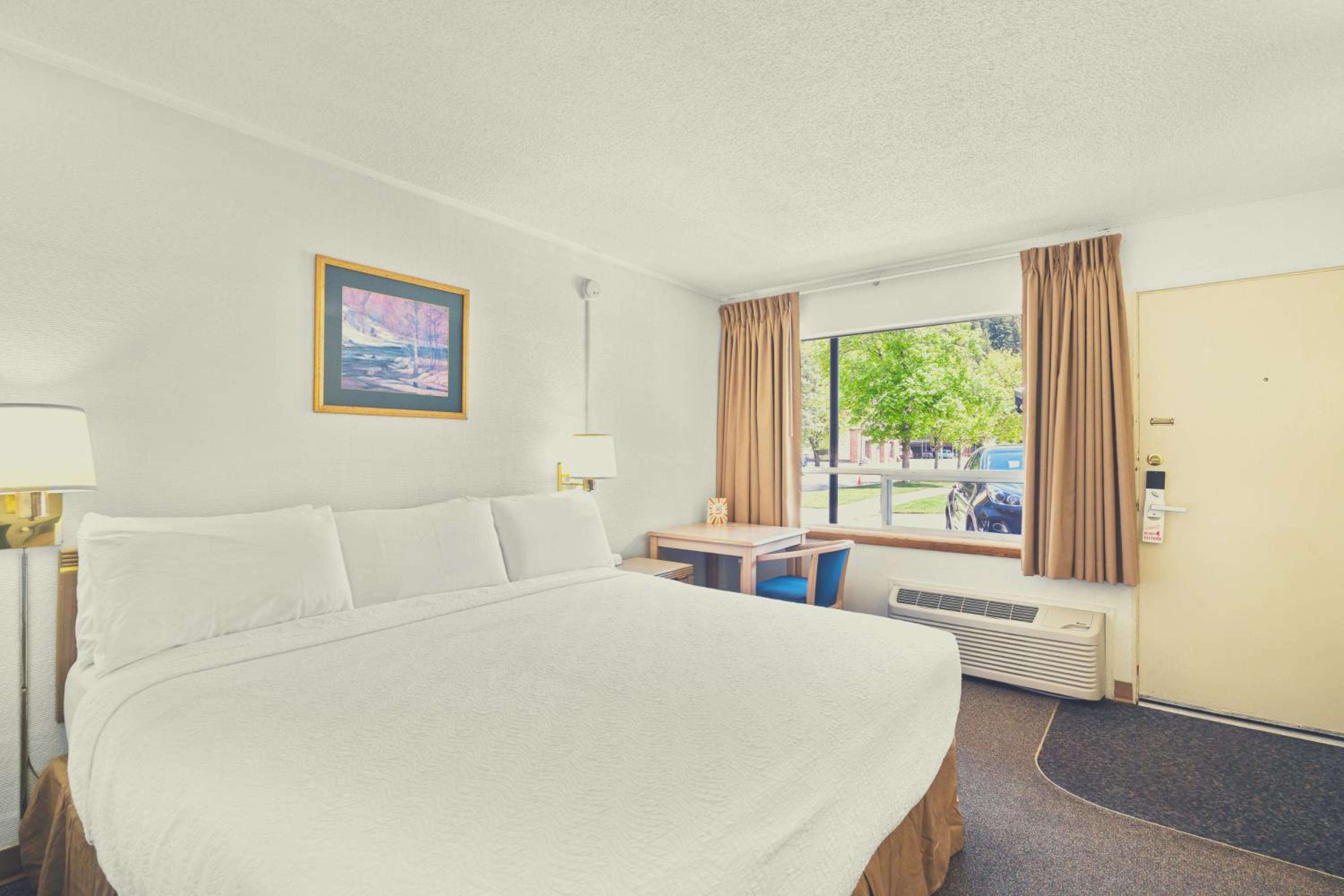 Standard King Room - Photo 7