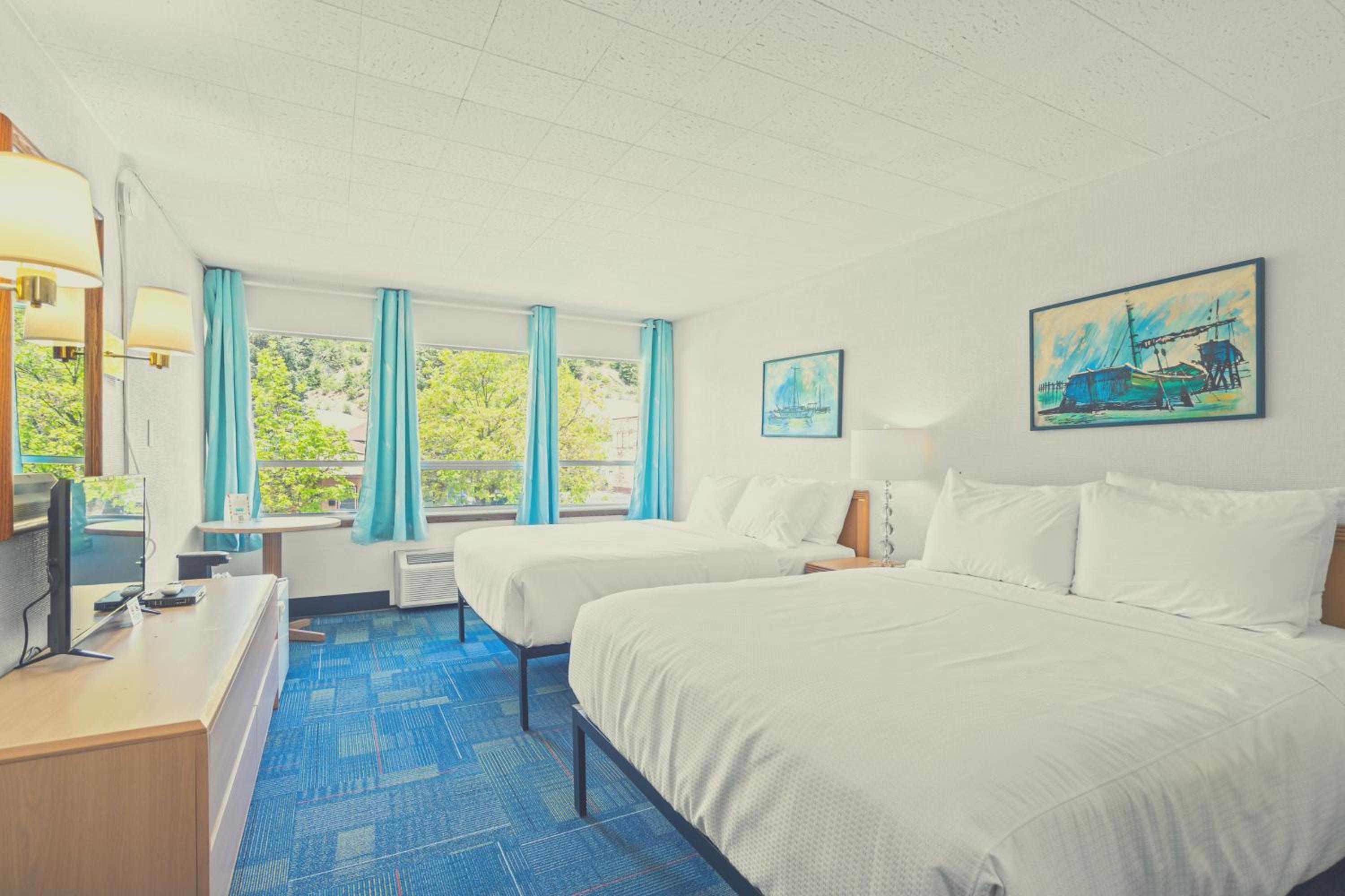Superior Two Queen Room - Photo 12