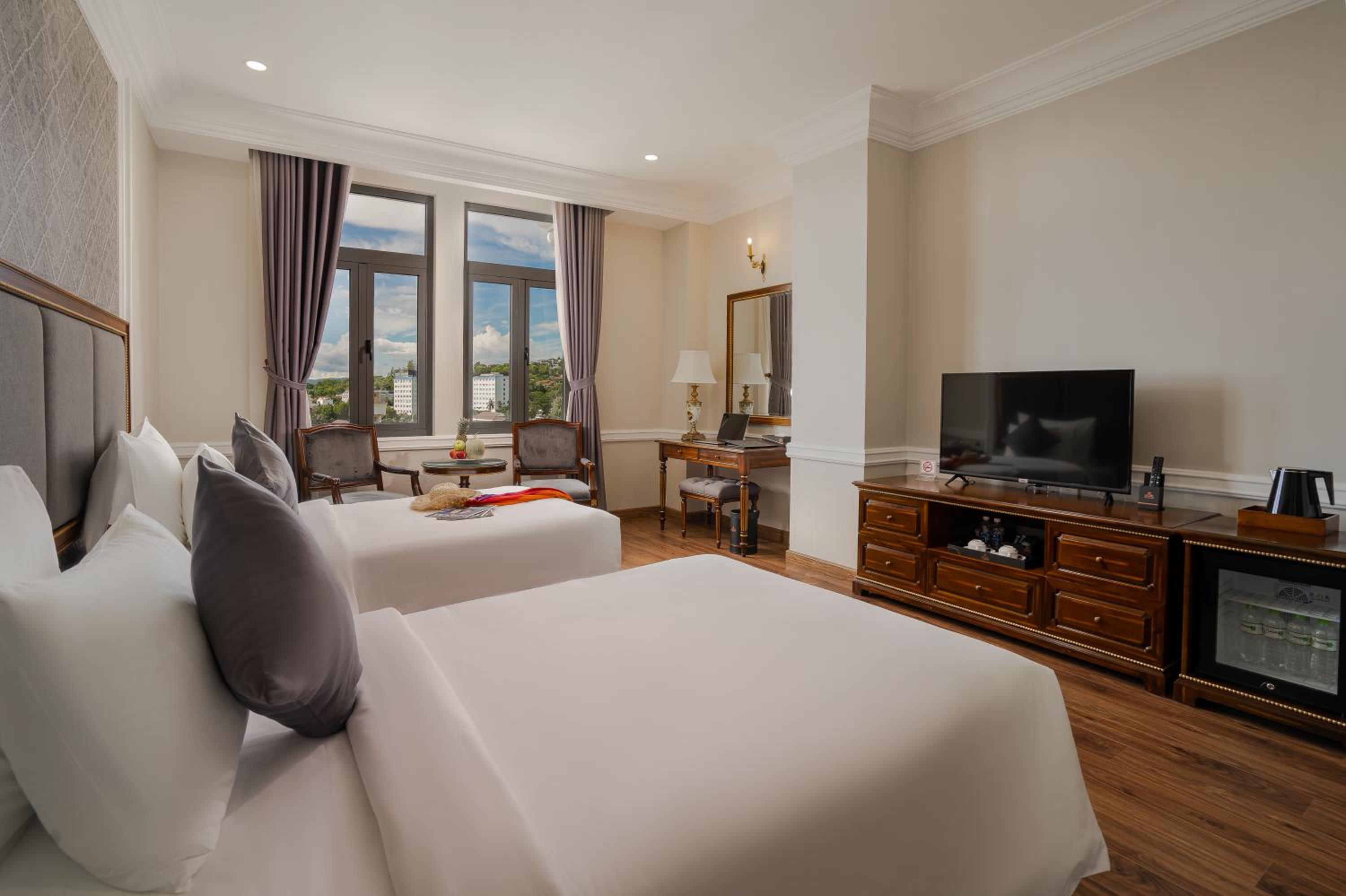 Twin Room with City View - Photo 4