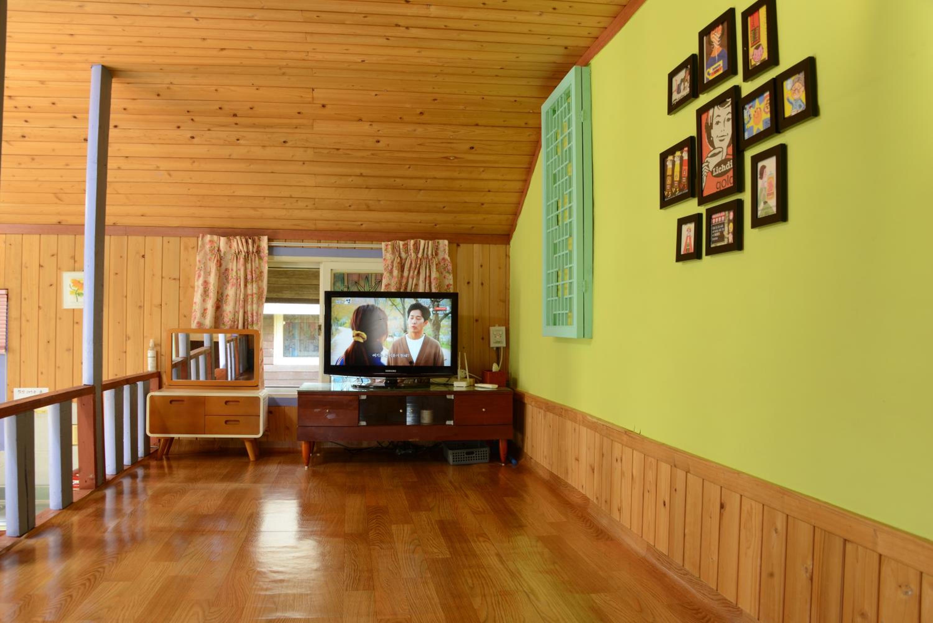 One-Bedroom House - Photo 3