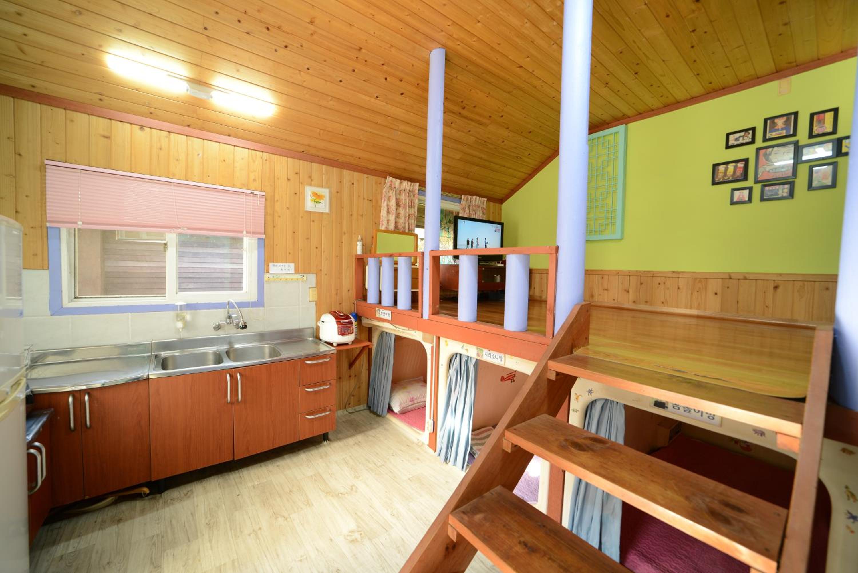 One-Bedroom House - Photo 6