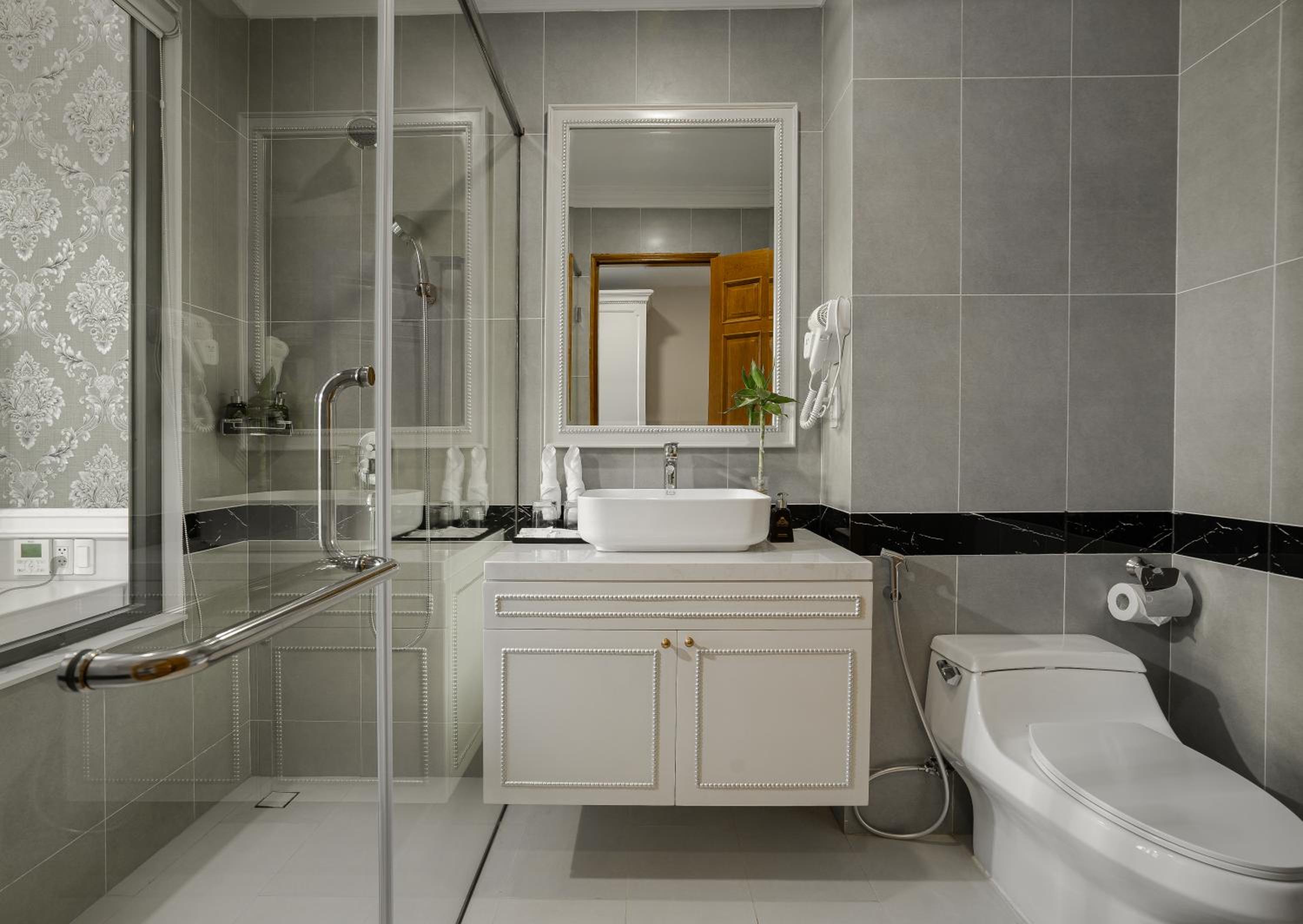 Twin Room with City View - Photo 2