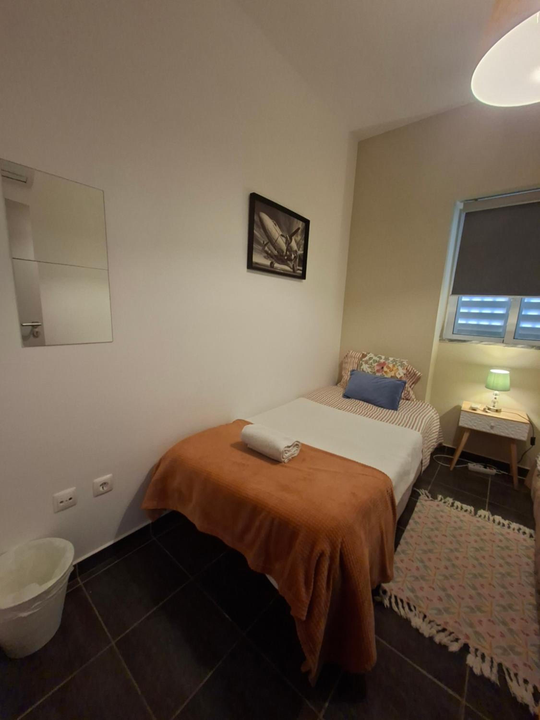 Standard Twin Room with Shared Bathroom photo 2