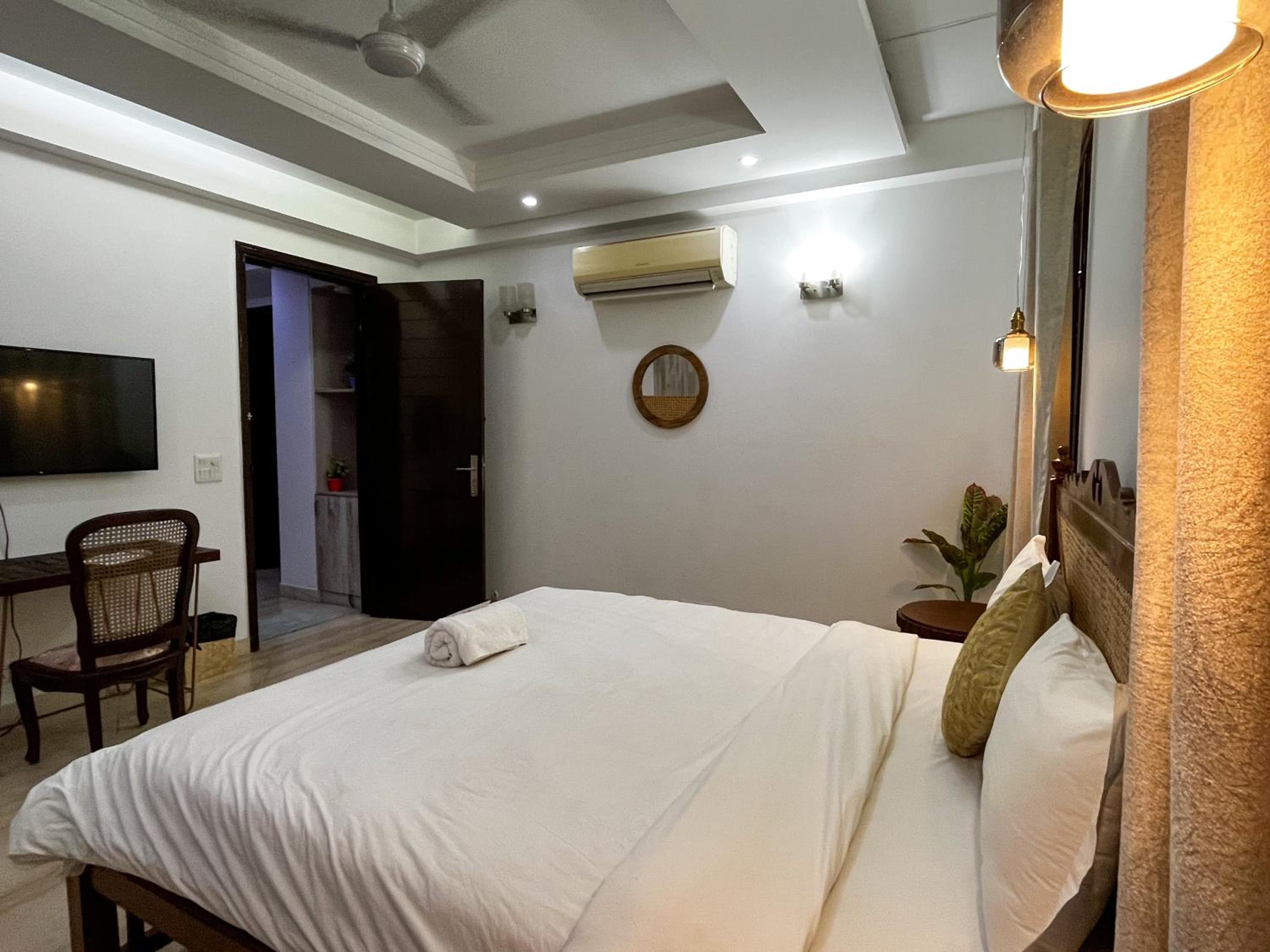 Superior King Room - Photo 23