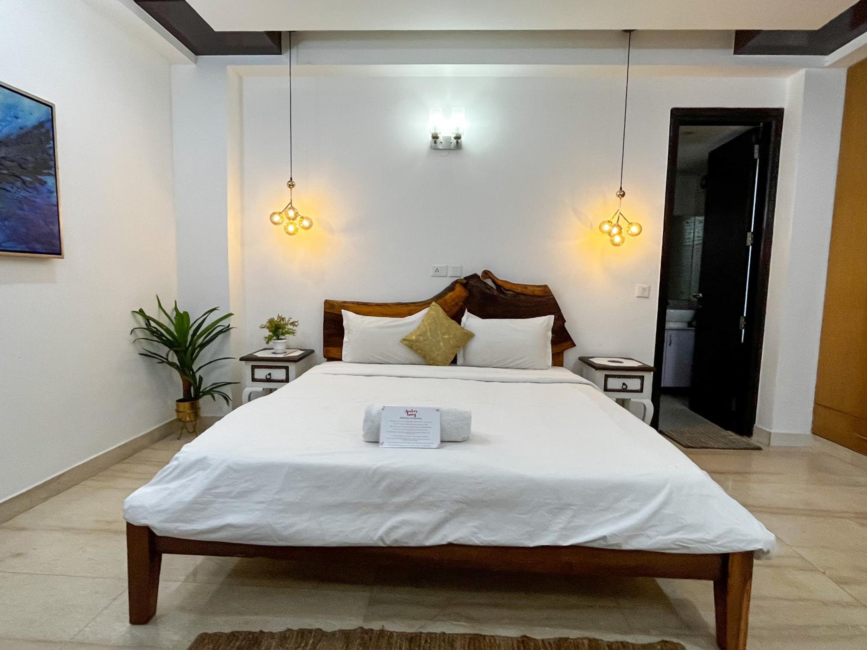 Superior King Room - Photo 9