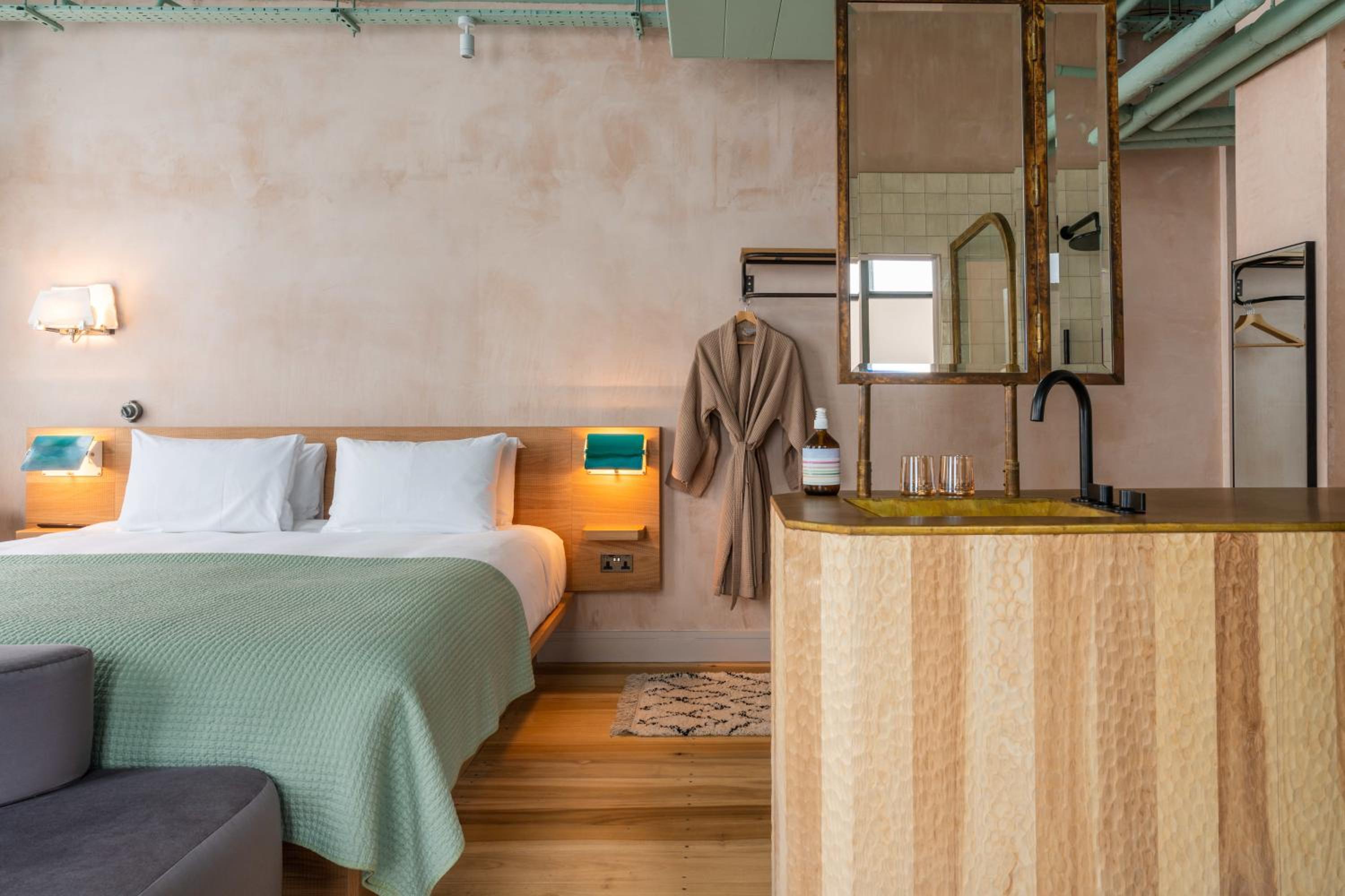 Signature Suite - Photo 3