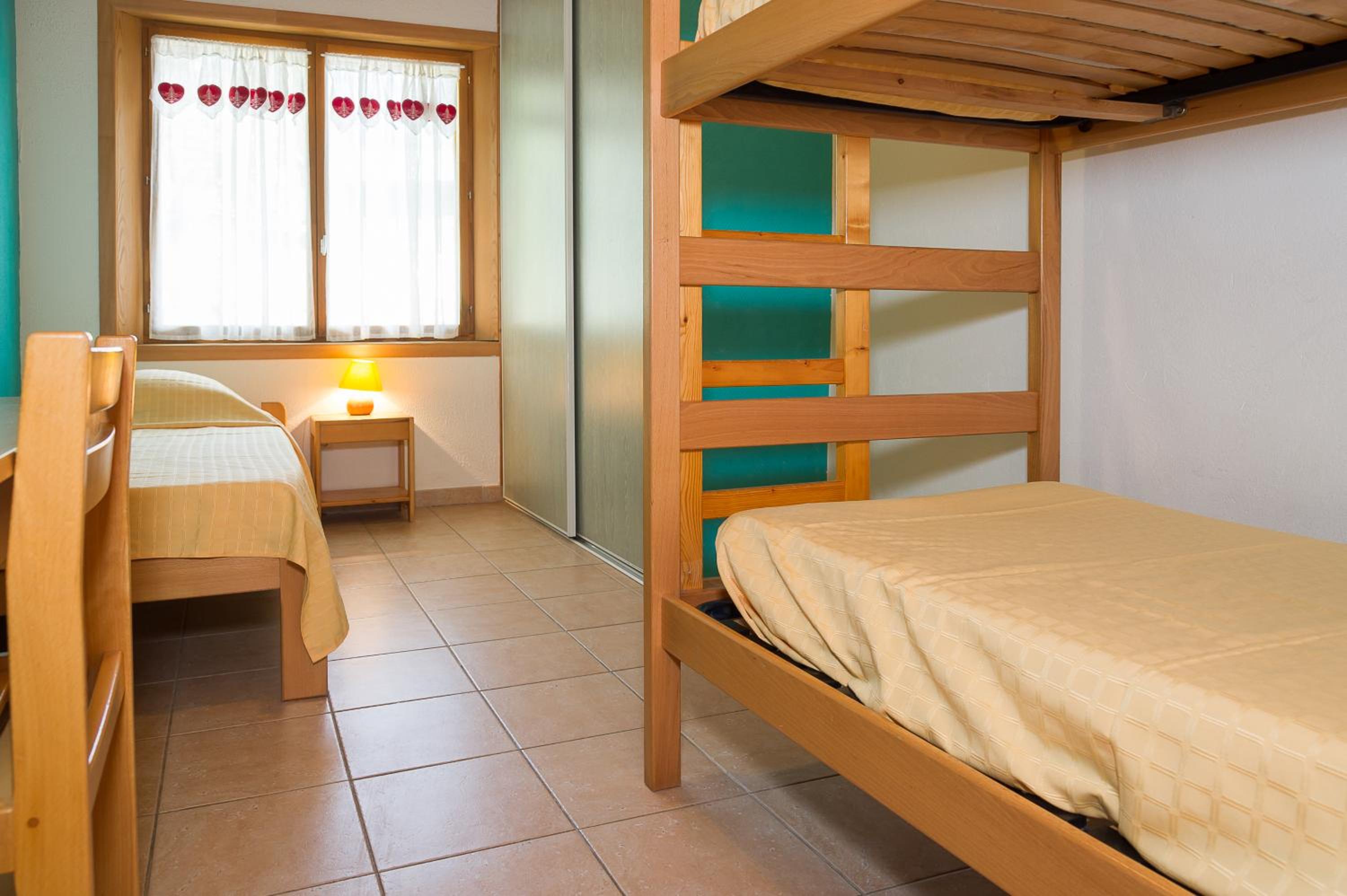 Basic Triple Room with Shared Bathroom photo 2