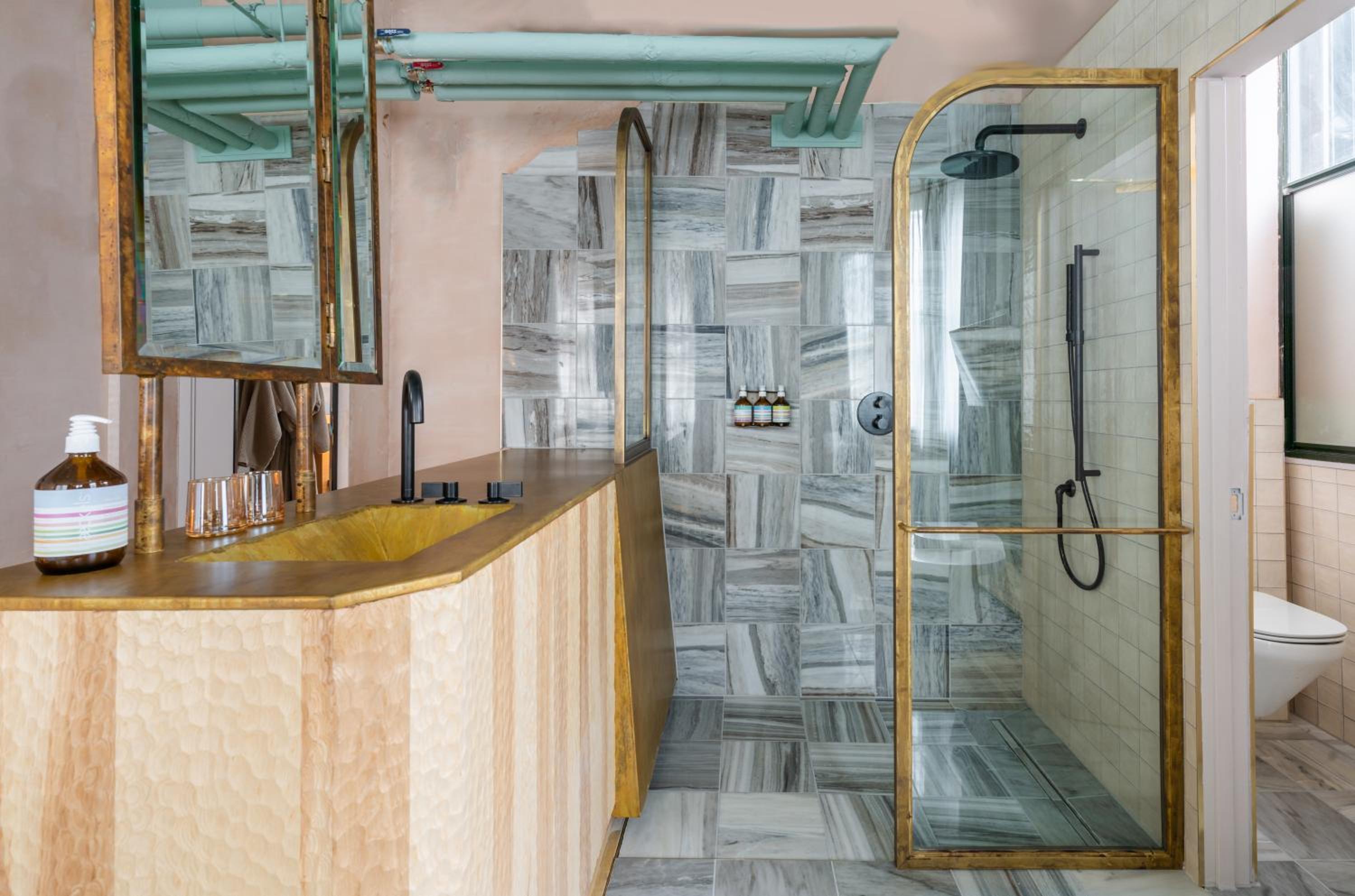 Signature Suite - Photo 4