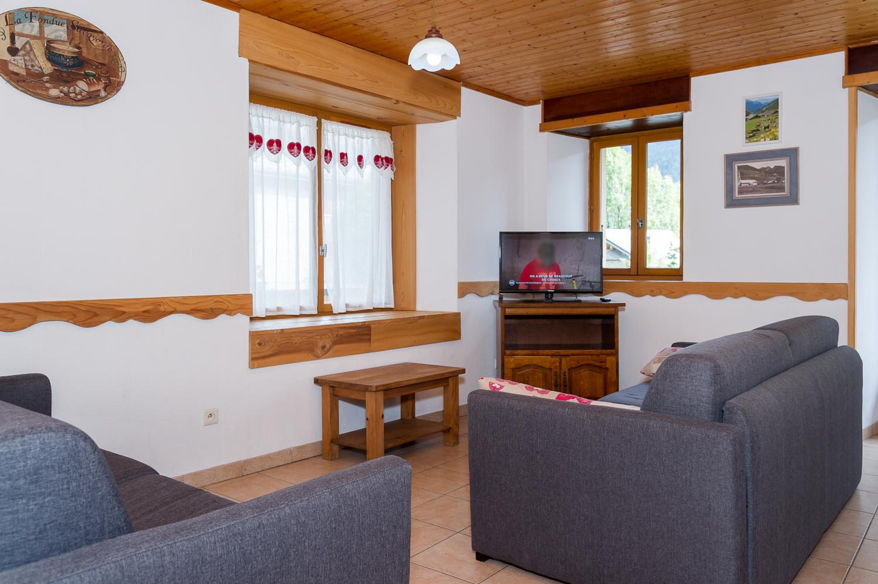 Basic Triple Room with Shared Bathroom photo 3