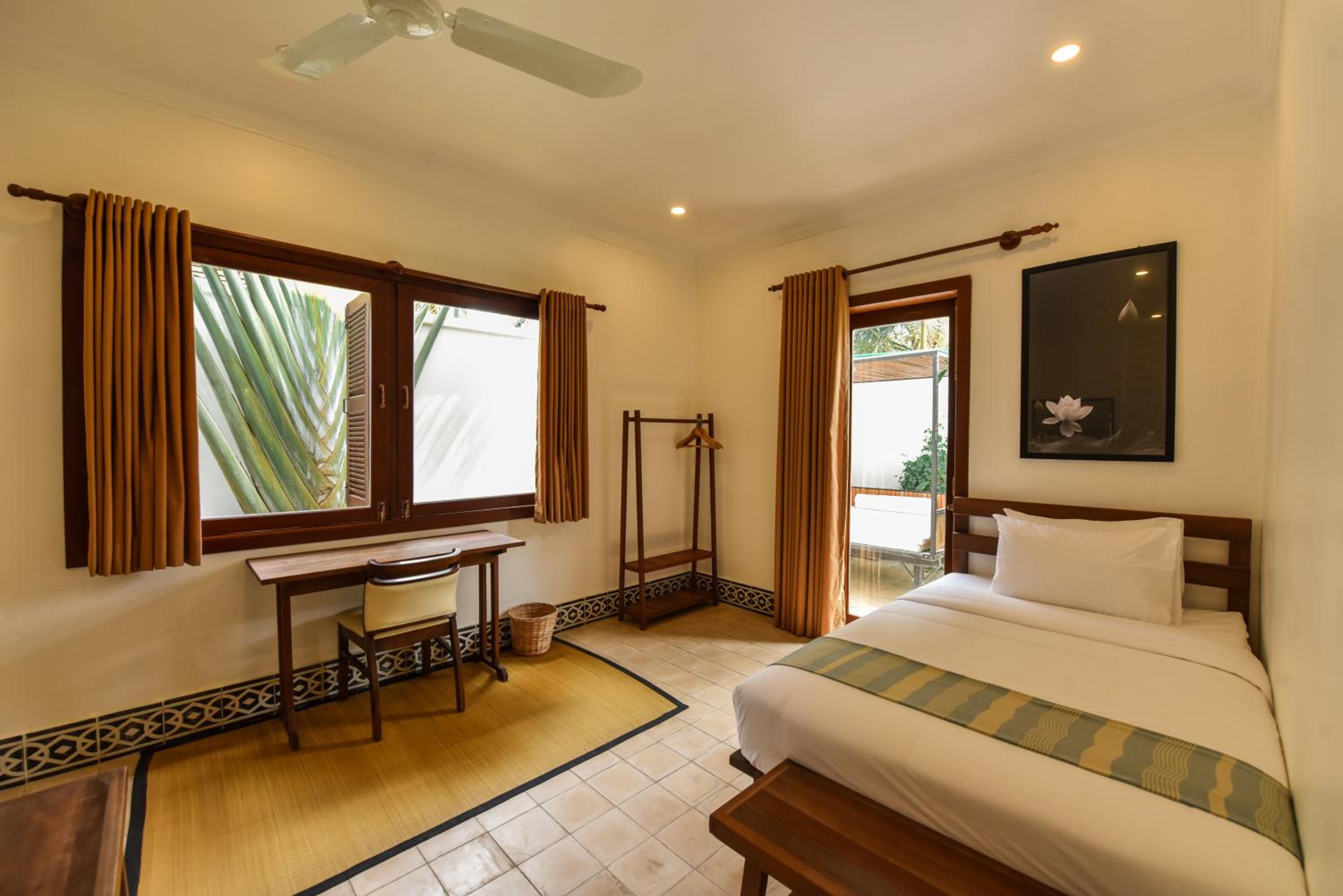 Standard Triple, 1 King Bed & 1 Queen Bed - Photo 3