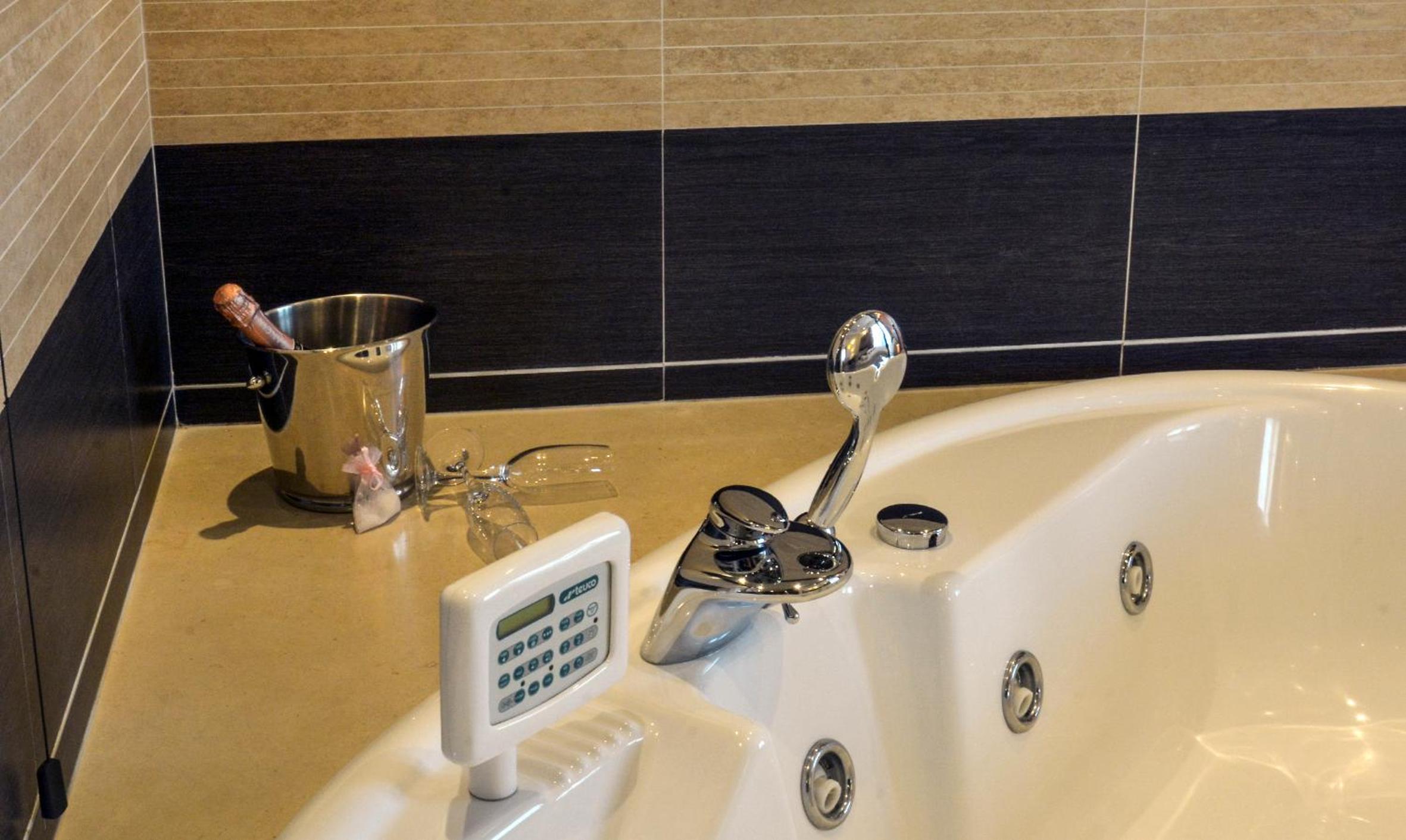 Superior Suite - Photo 13