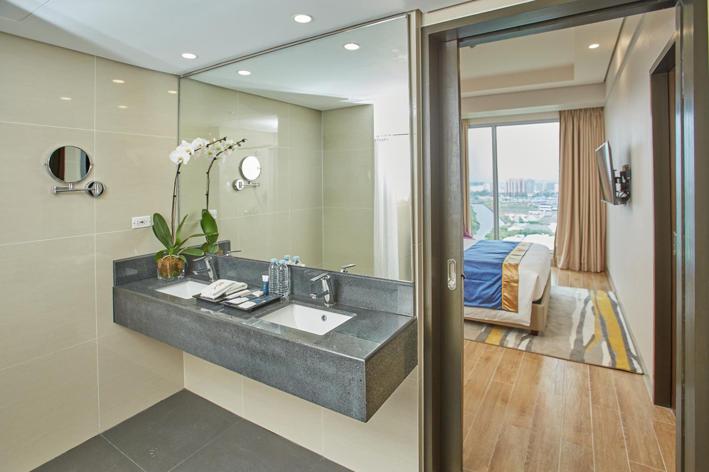 Executive Suite - Photo 7